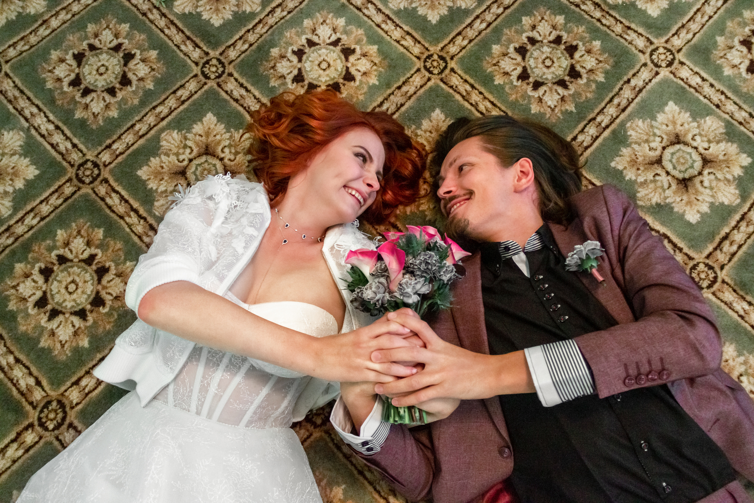 Ребята сами из Питера,но поехали в Гатчину, чтобы специально сделать фотографию на этом ковре!))))