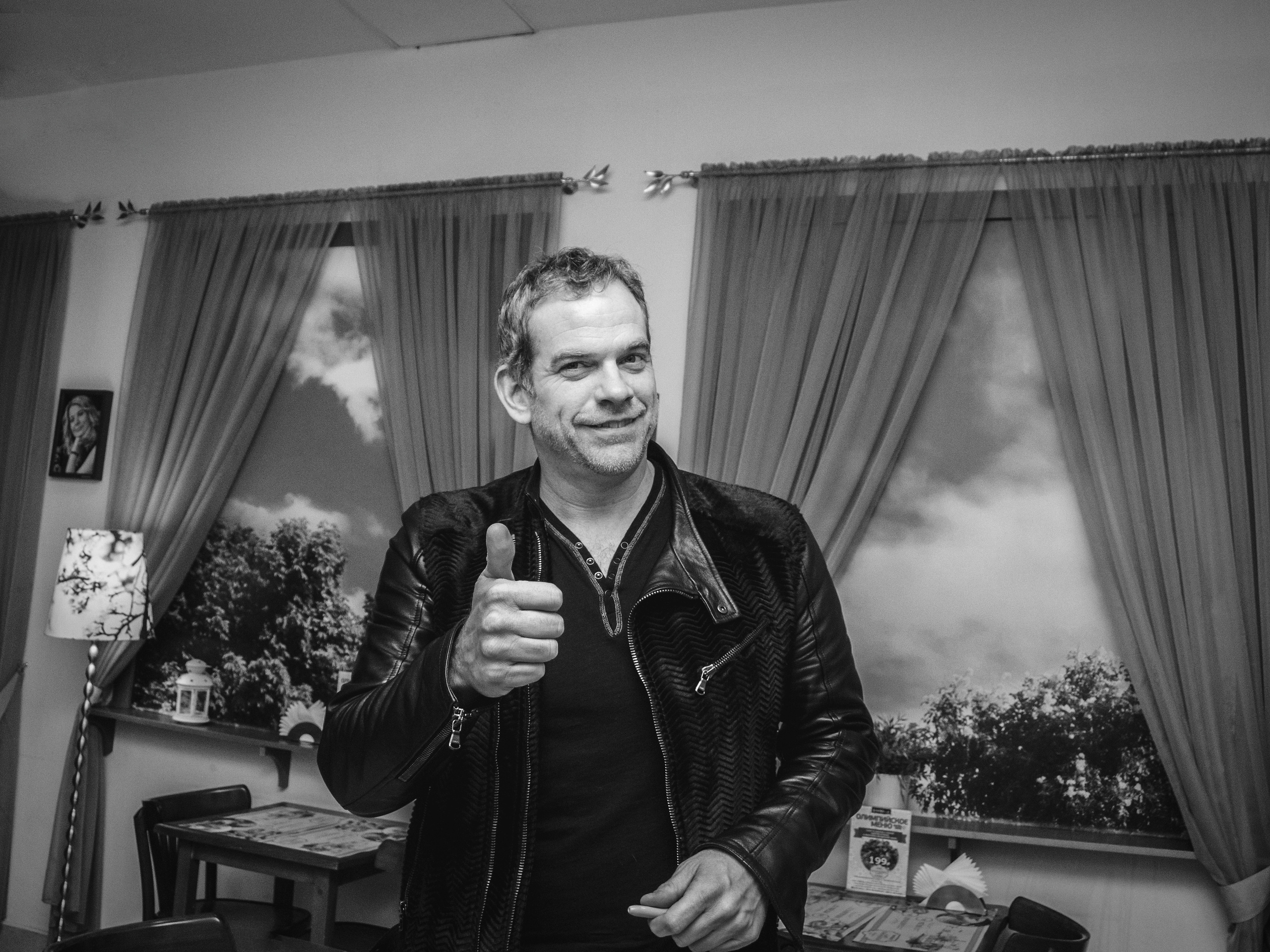 Гару́ — франко-канадский музыкант, певец и актёр. Широкую известность приобрел после того, как сыграл роль Квазимодо в мюзикле «Нотр-Дам де Пари» в 1998 году. Фото сделано в Буквоеде 12 февраля 2014 года. Встреча была оригинальной, певец зашёл на сцену, немного подписывал диски, а из-за поклонниц, ему пришлось минут через 20 попрощаться и уйти. Слишком маленькая сцена для такой ЗВЕЗДЫ.