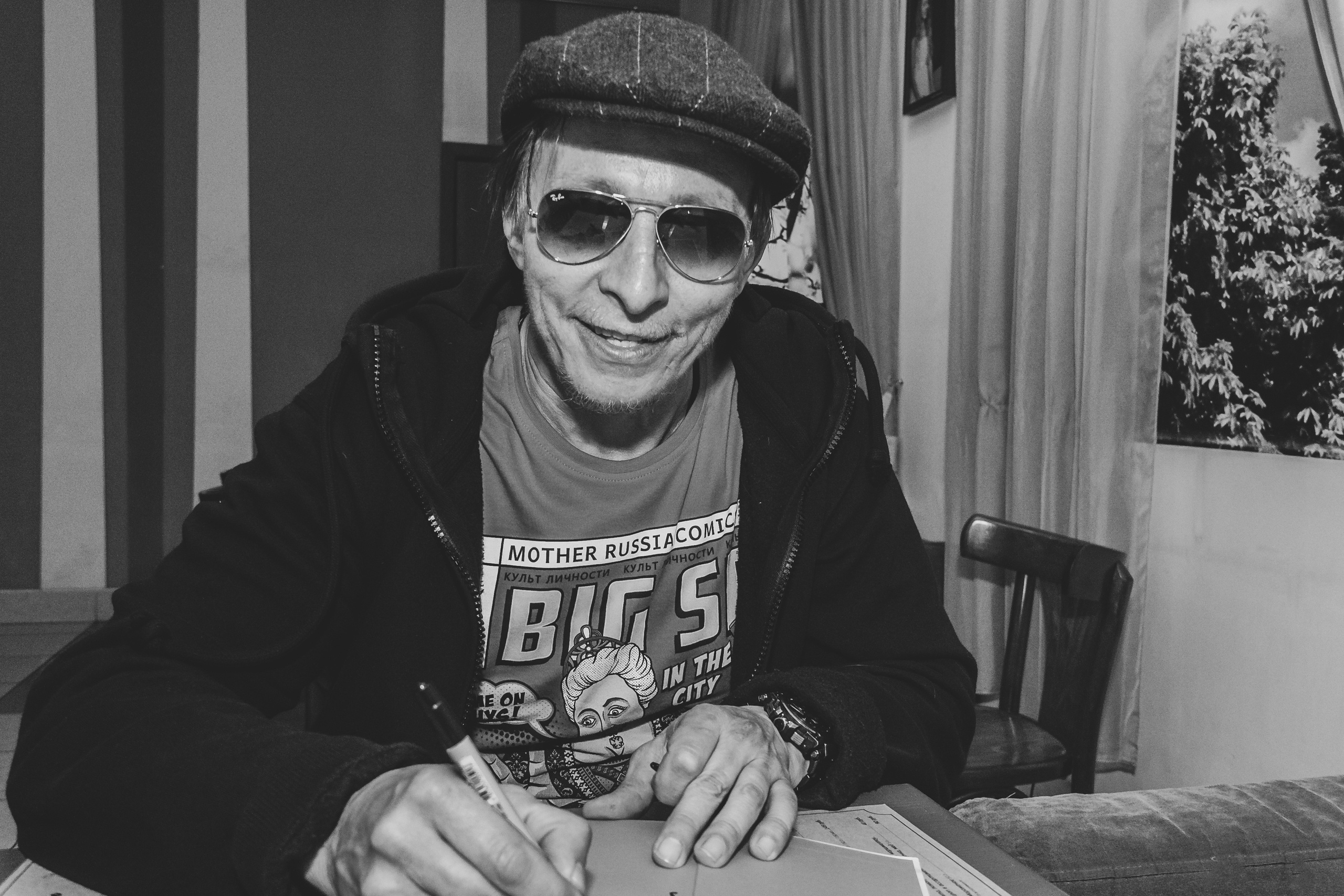 Фотография сделана в Буквоеде 15 мая 2019 года. Иван Ива́нович Охлобы́стин — советский и российский актёр кино и телевидения, кинорежиссёр, сценарист, продюсер, драматург, журналист и писатель. Священник Русской православной церкви, временно отстранённый от служения по собственному желанию. Креативный директор компании «Baon»