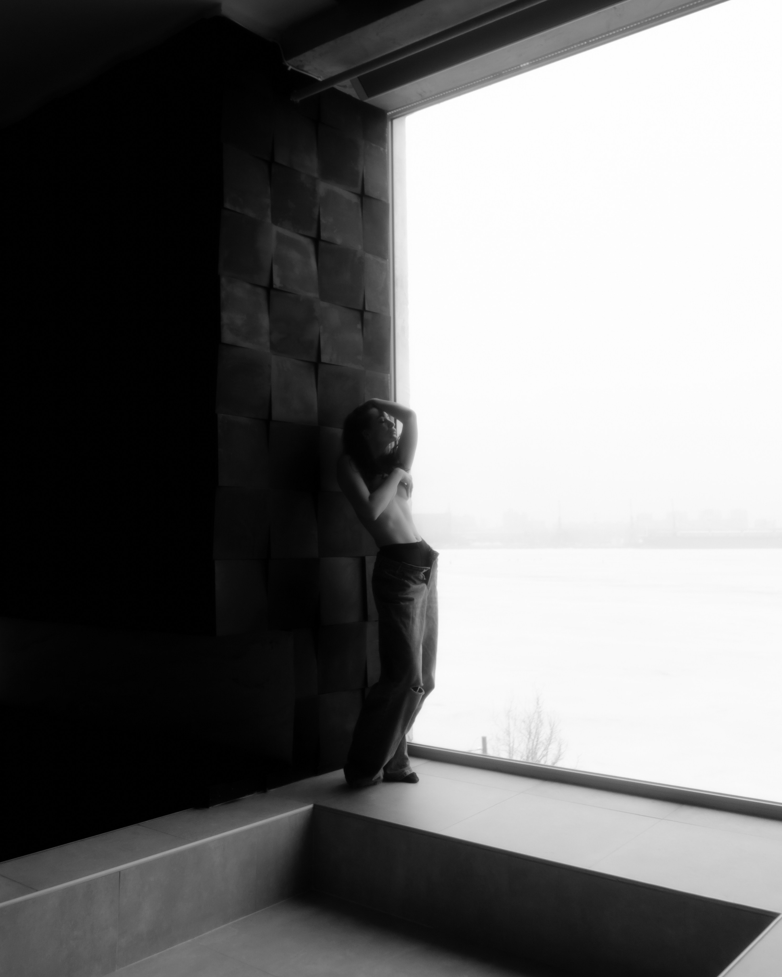 Панорамные окна и тени, будуарная фотосессия в фотостудии Санкт-Петербурга