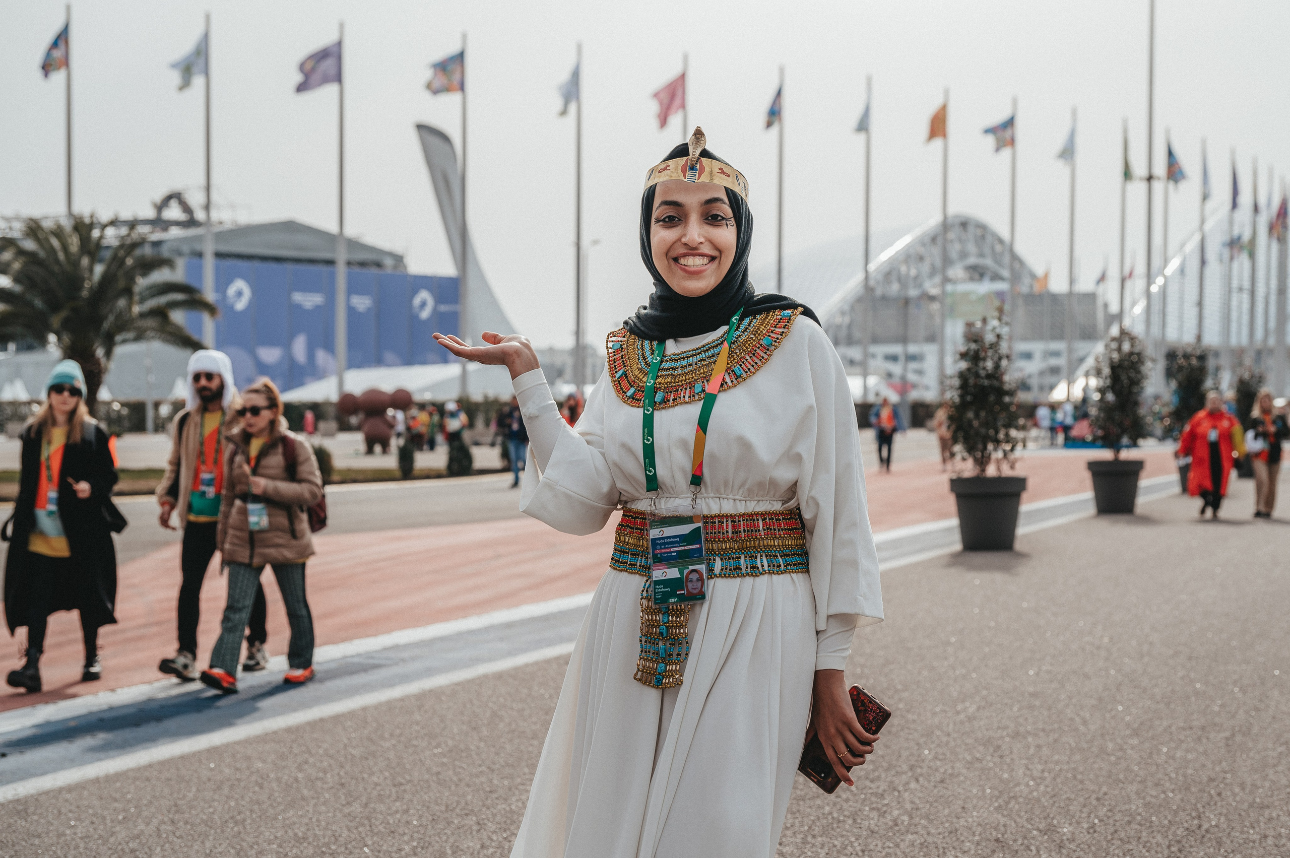 Портретная лайф съемка девушки в народном костюме во время фестиваля в Сочи