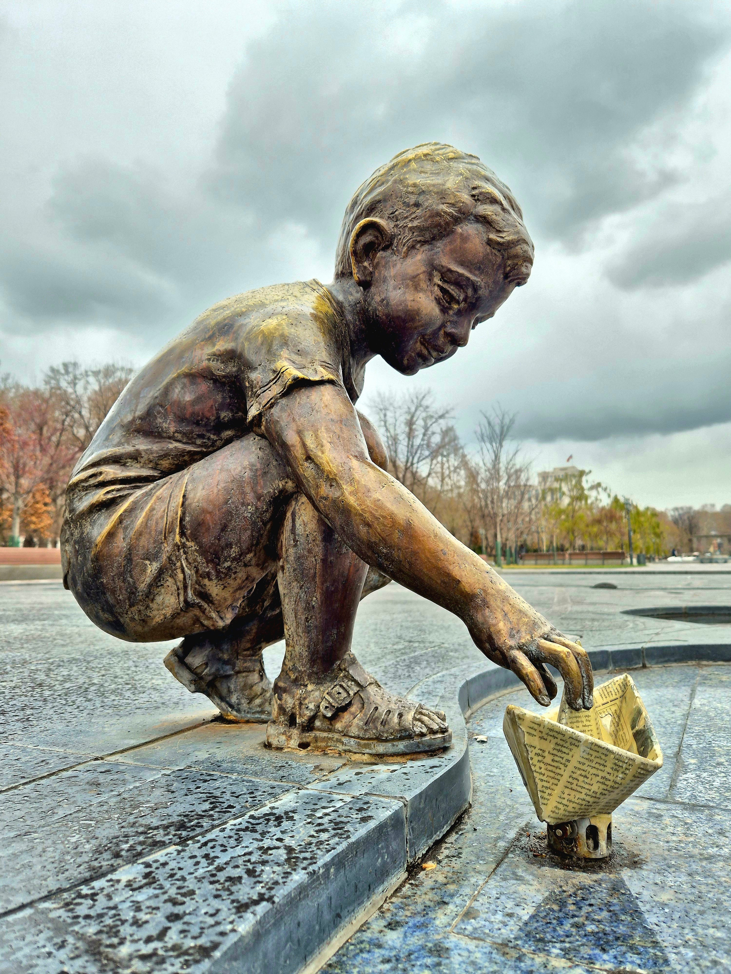 Одна из детских скульптур ("Детство") в парке 2800-летия Еревана 