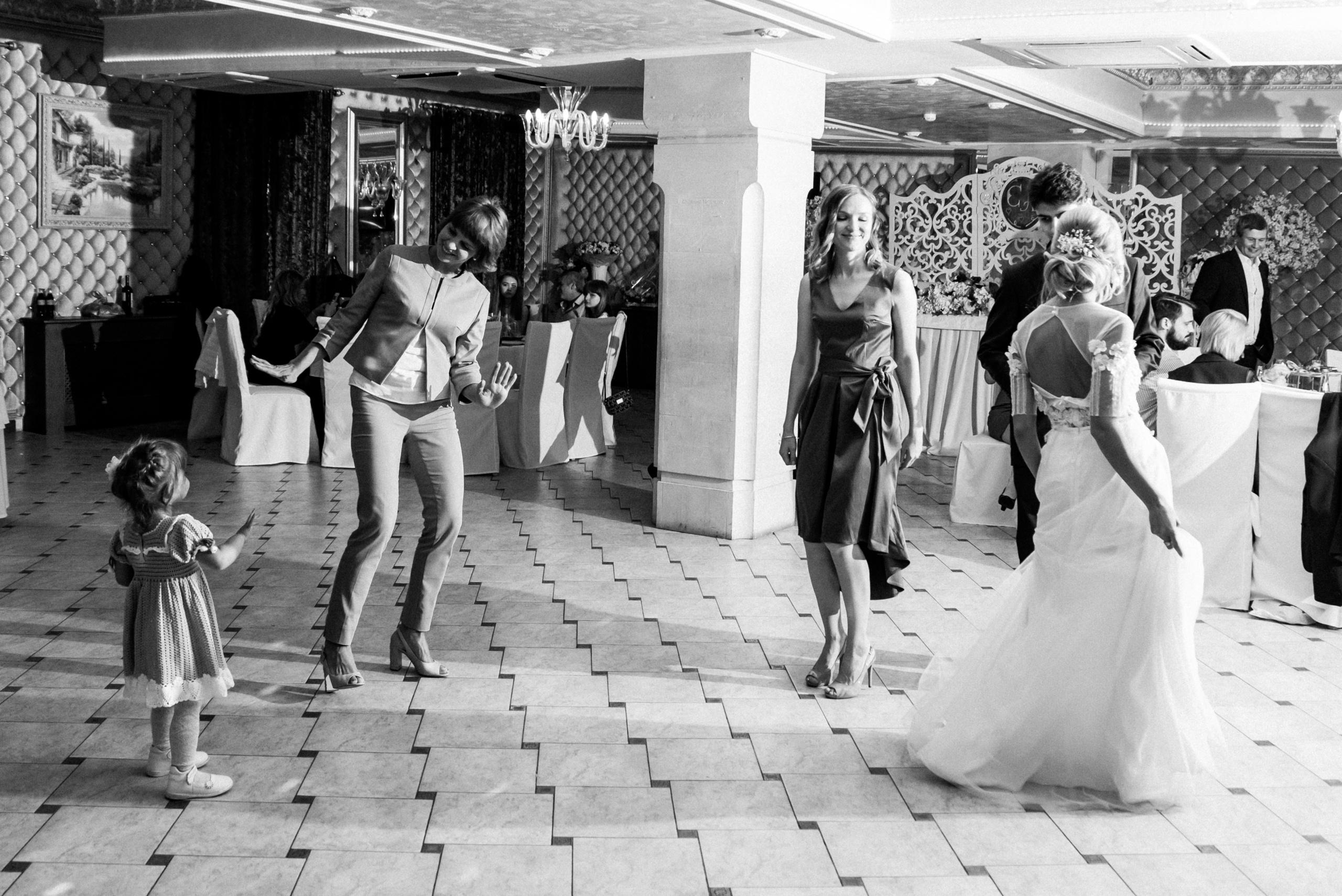 Свадебная фотосессия в Грибоедовском загсе. Фотограф Москва