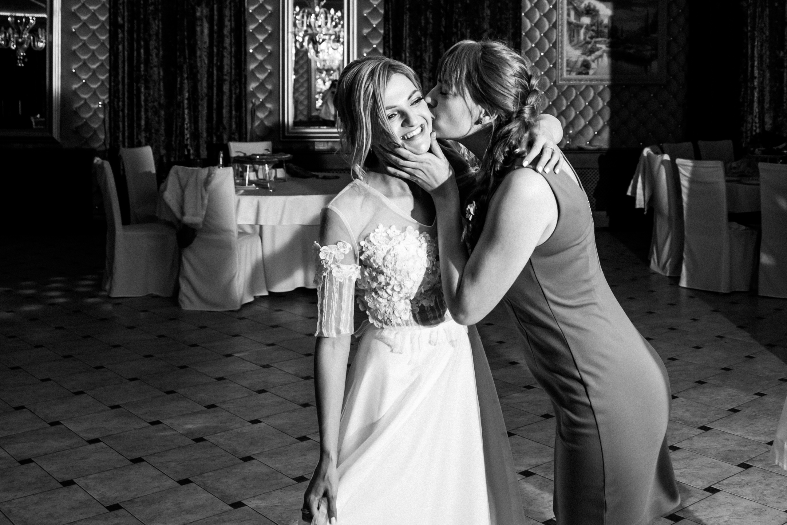 Свадебная фотосессия в Грибоедовском загсе. Фотограф Москва