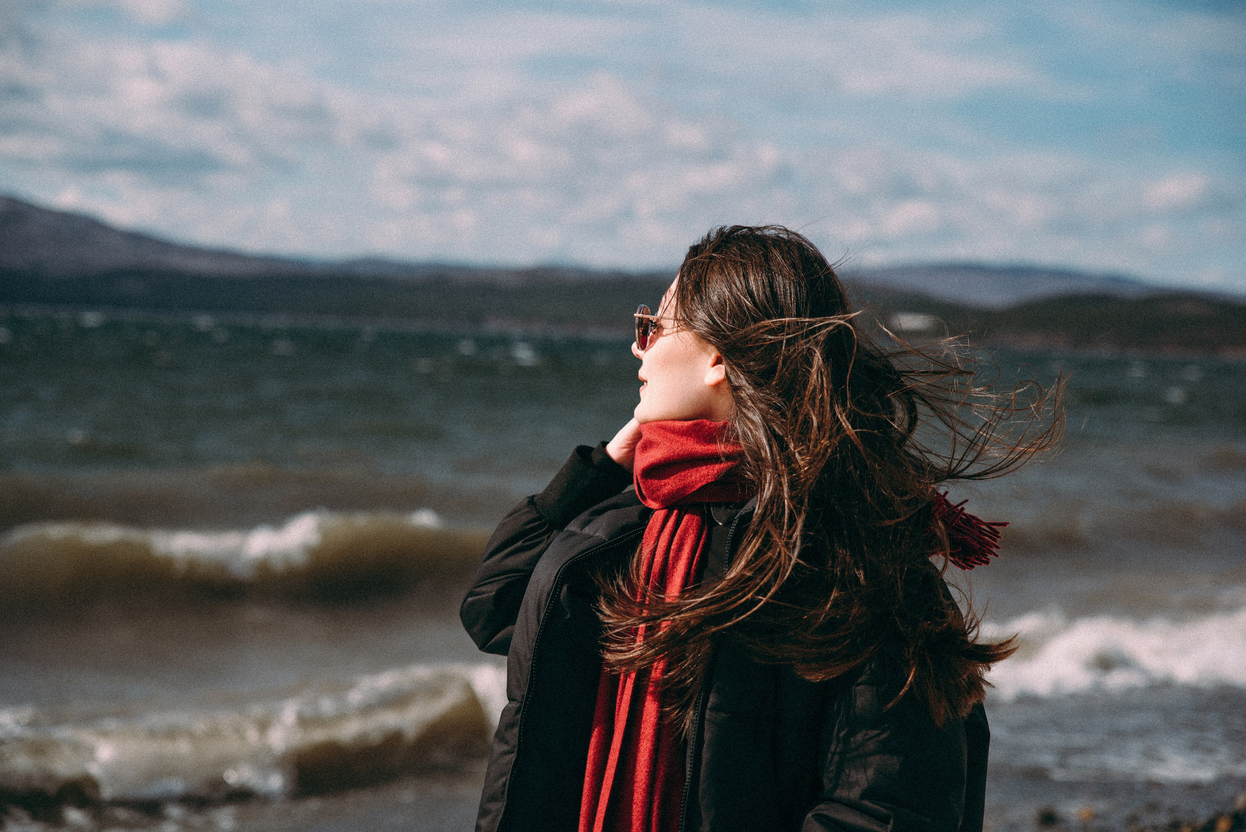 девушка и ветер в волосах