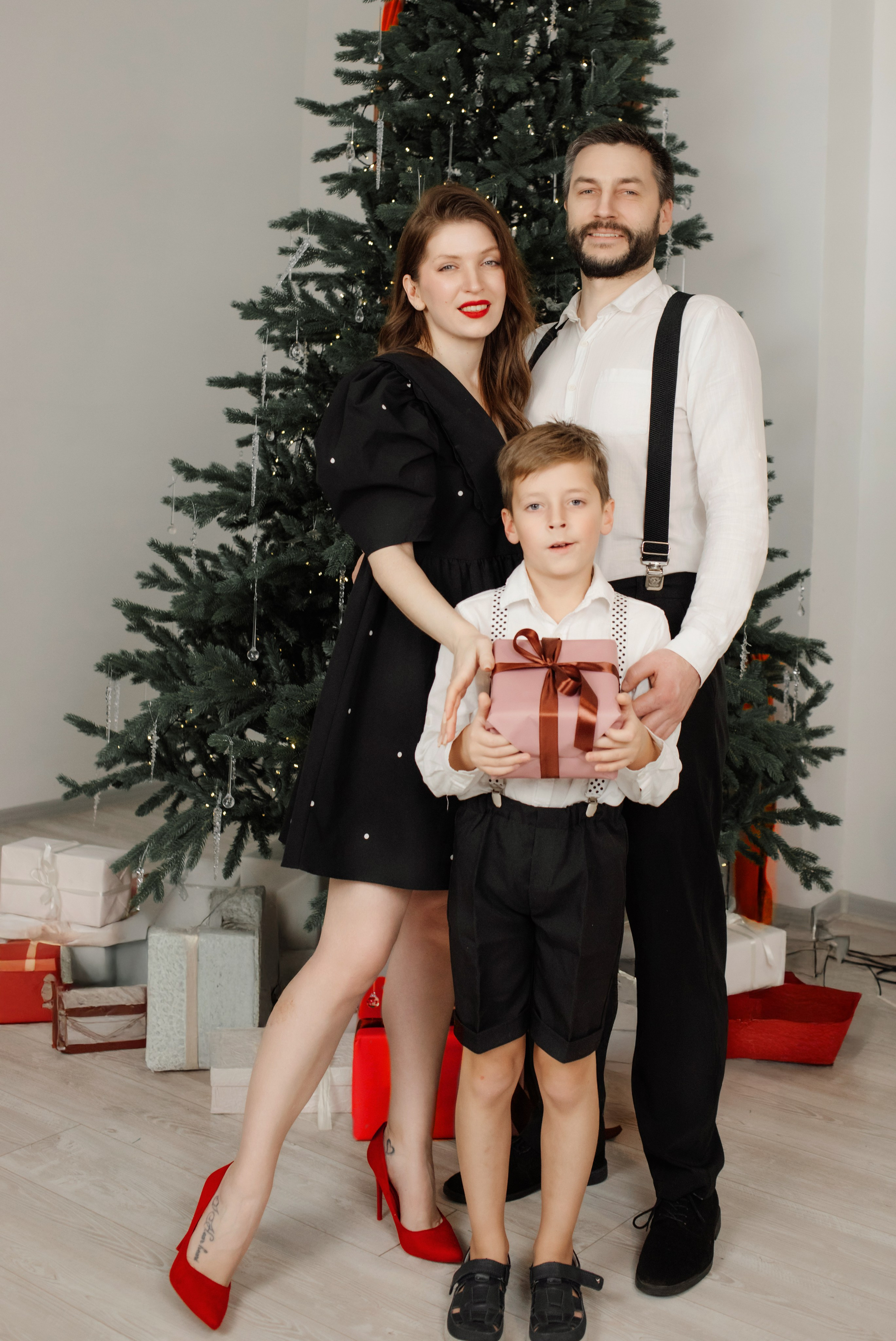 семейная новогодняя минималистичная фотосессия в студии в черно бело красной гамме