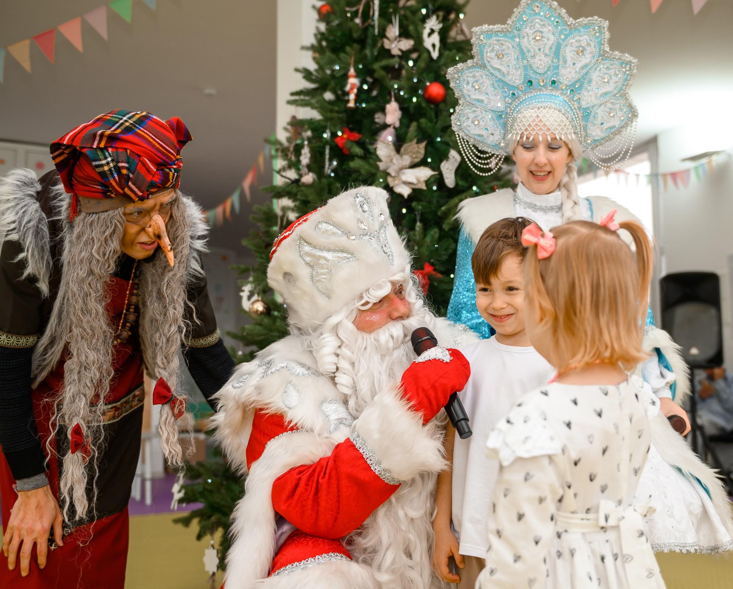 Елка 2025 в детском саду Мишка клуб. Свадебный и семейный фотограф София Невская