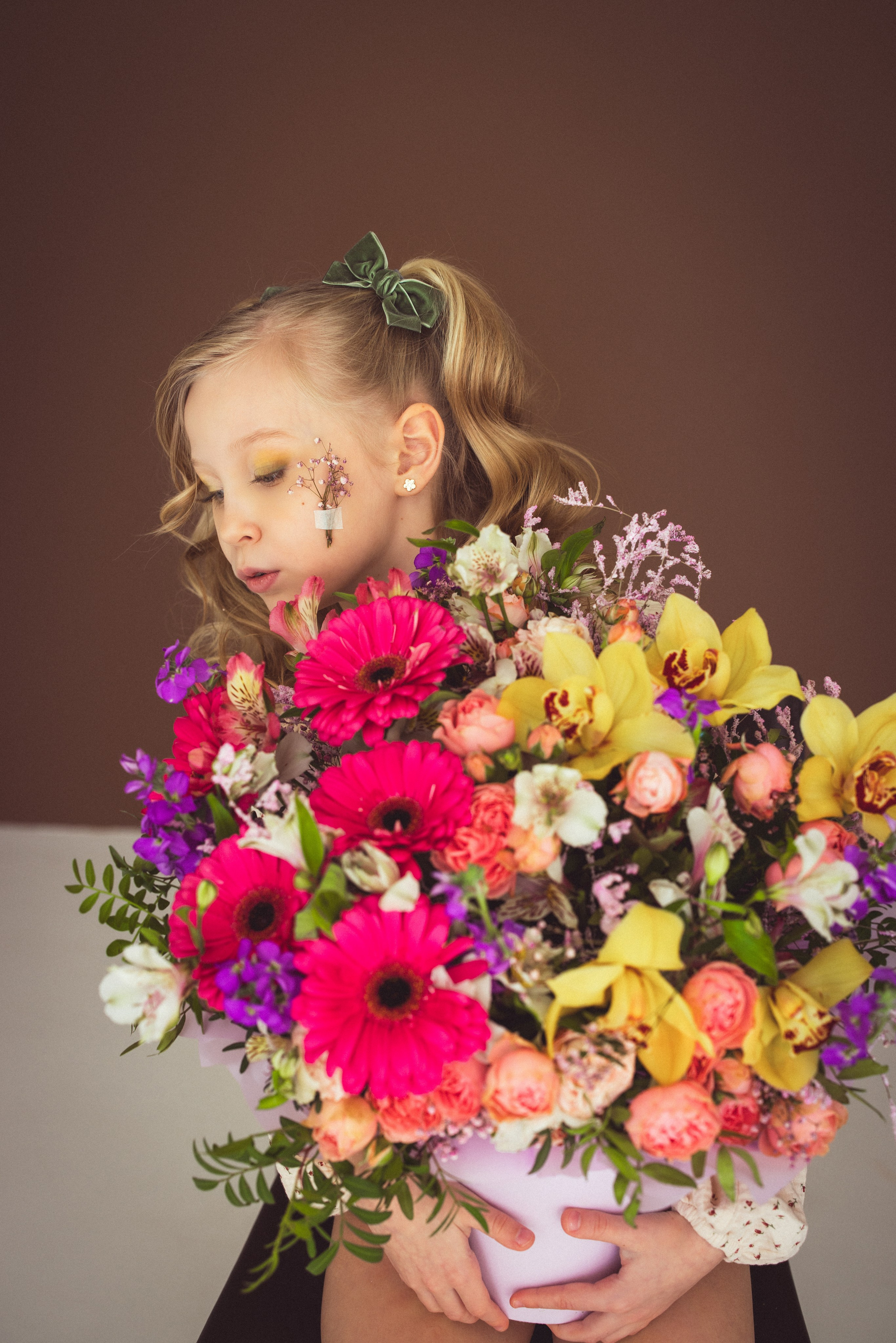 Фотосессия с ярким букетом цветов к 8 марта, 2024 г. Семейный и детский фотограф в Краснодаре Анна Трашкова