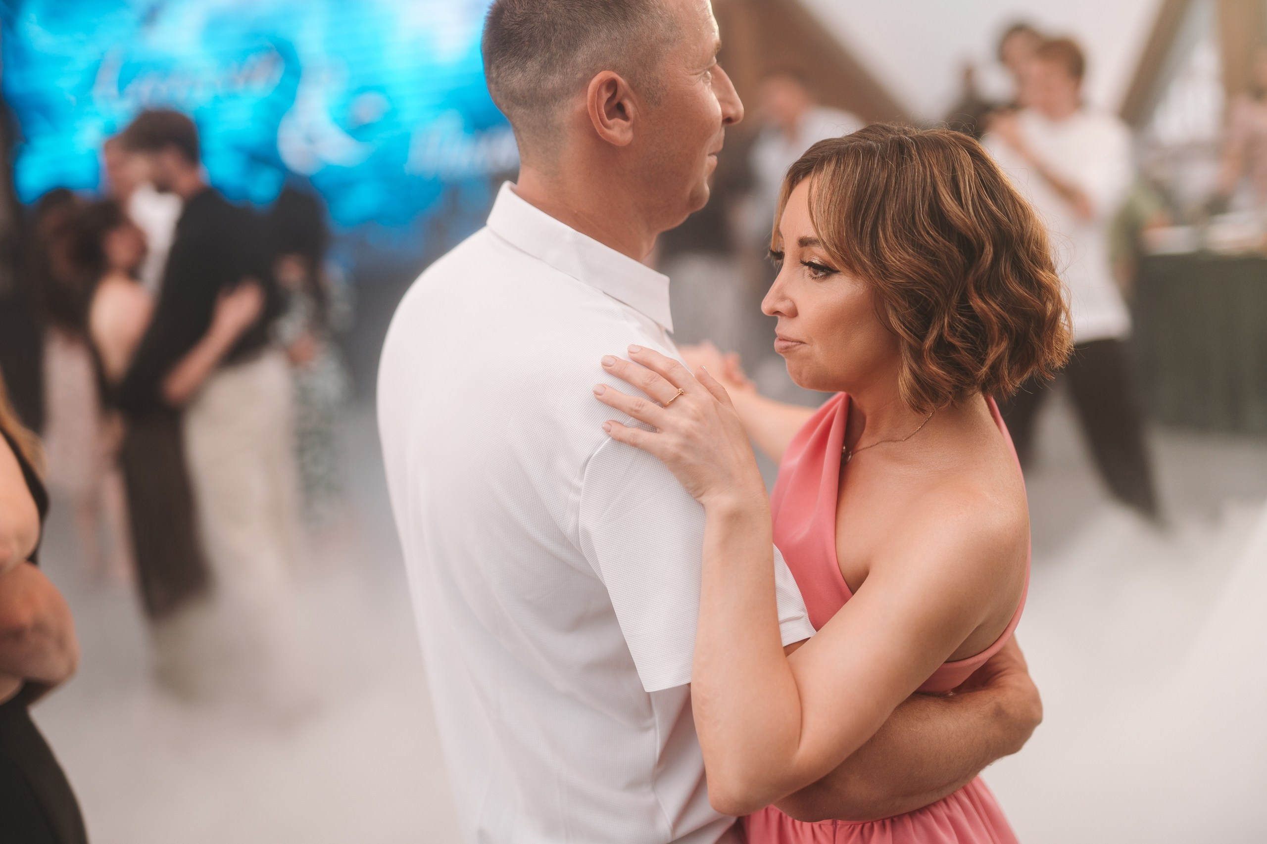 Свадебная съёмка в Уфе 11 июня 2025 года: сборы в загородном доме, выездная регистрация и банкет на площадке «Хотим Едим», ведущий Андрей