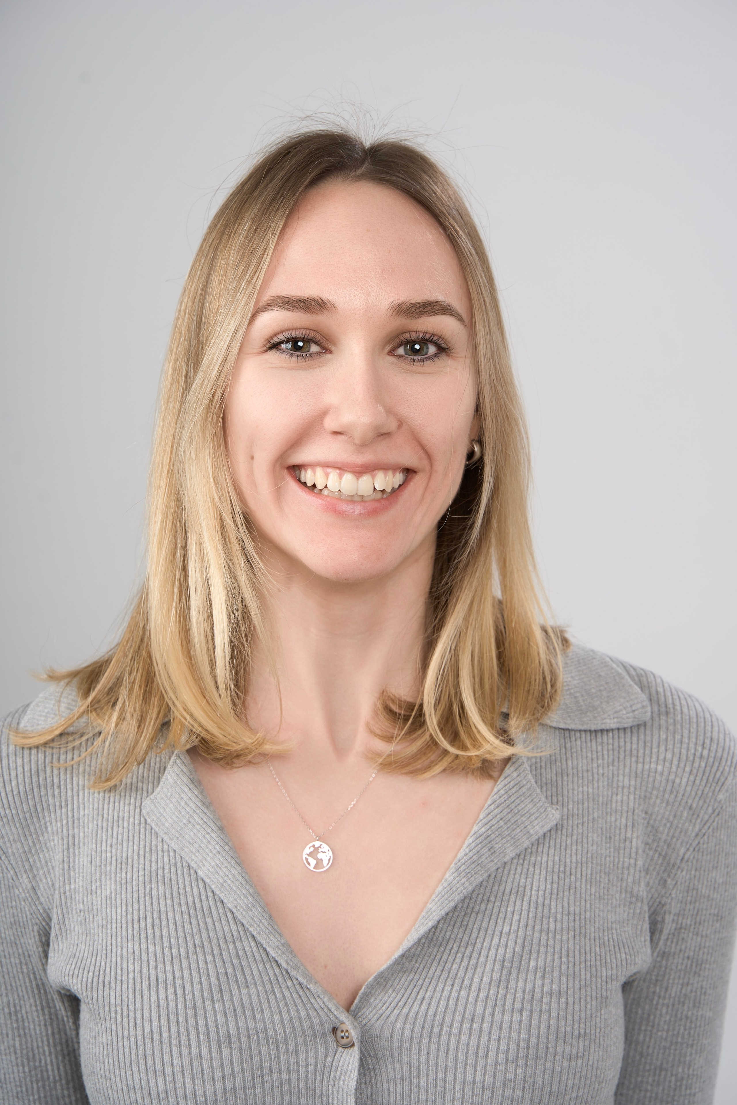 "Профессиональный портрет мужчины в студии""Женский портрет с естественным освещением""Крупный план портрета улыбающейся женщины""Портретная съемка в студии для делового портфолио"Для съемки сотрудников компании:"Группа сотрудников компании на корпоративной фотосессии""Портреты сотрудников офиса для корпоративного сайта""Фотосъемка команды компании в рабочей обстановке""Деловой портрет сотрудника для бизнес-профиля"