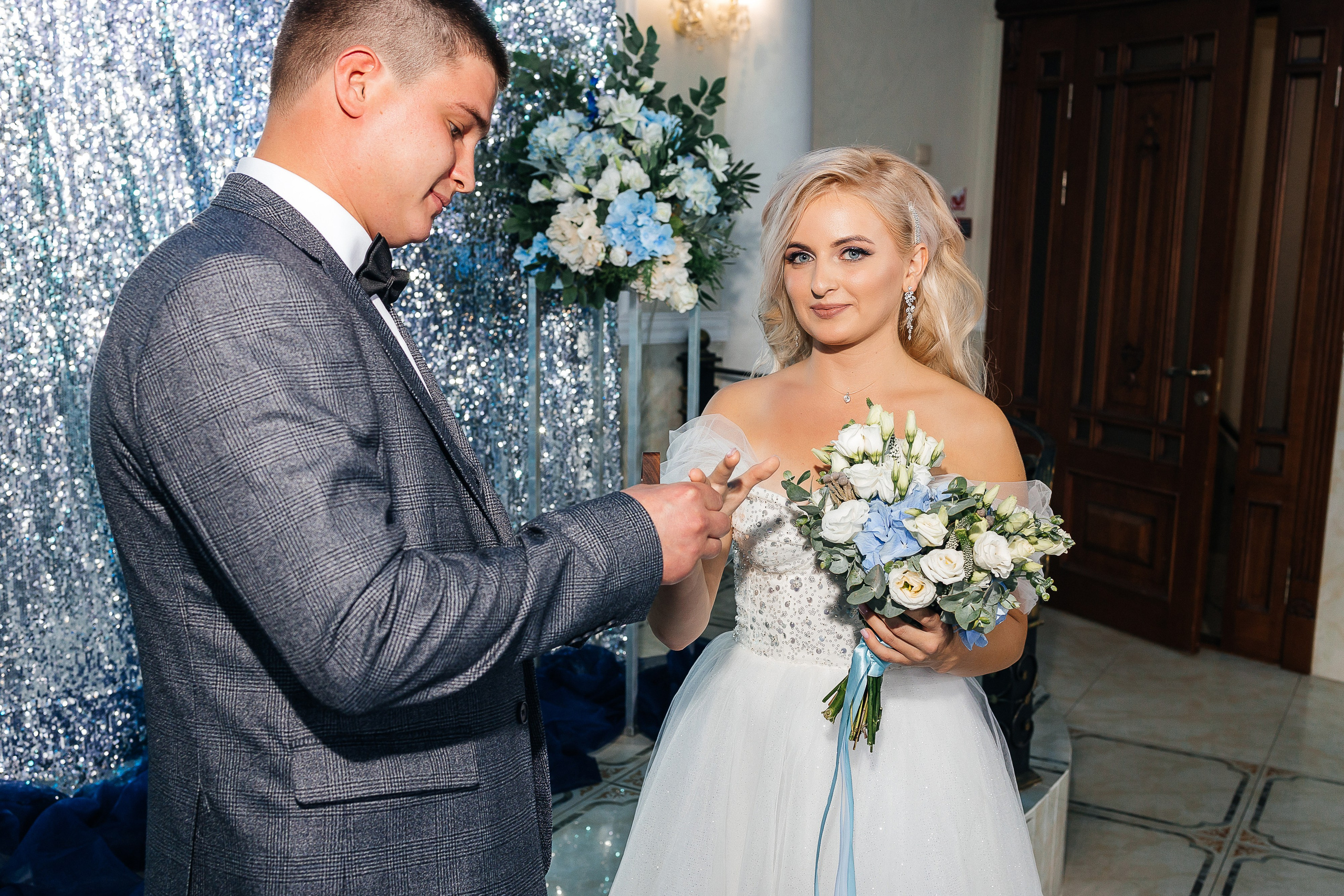 Стильная фотосессия пары в интерьерах ресторана. Олег Сверчков | Свадебный фотограф Вологда