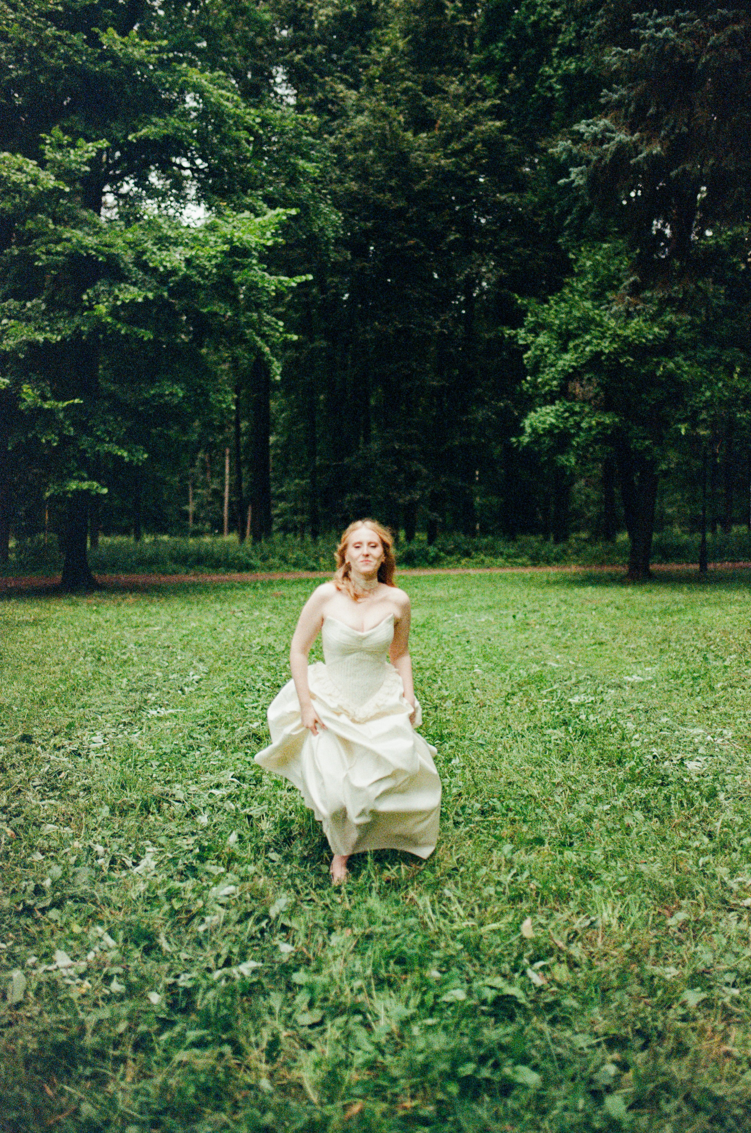 Камерная свадьба в парке Братцево и роспись в Митино на цифру и плёнку, фотограф в Москве