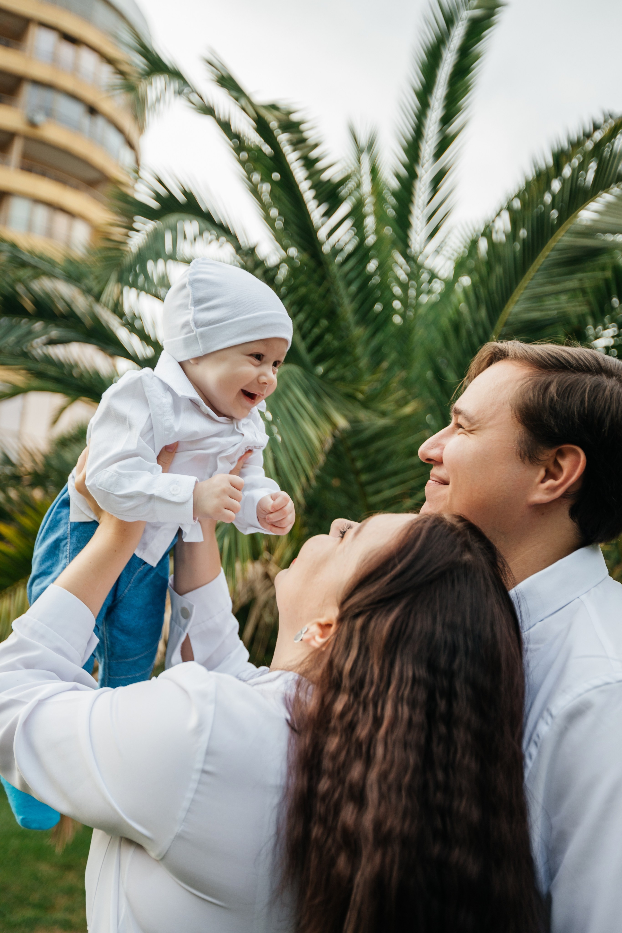 Алексей и Нарине с малышом. Фотограф в Сочи. Свадебная видеосъемка Сочи