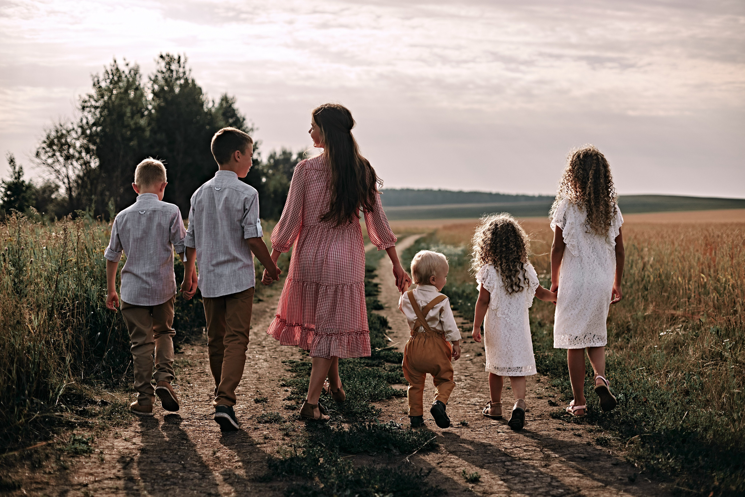 Большая семейная съемка в поле. Главная