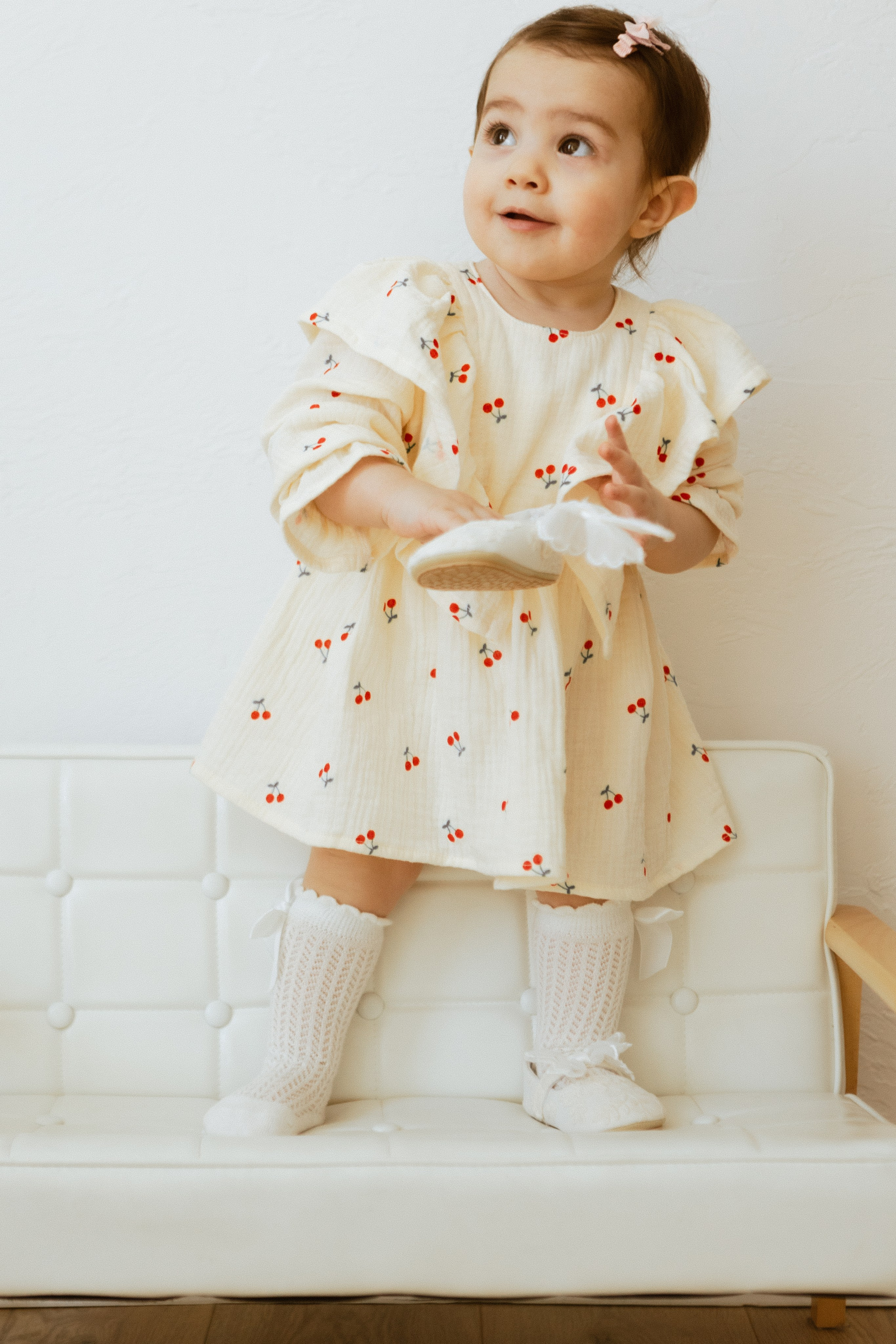 нежная семейная фотосессия с годовалой дочкой в студии, фотосессия на день рожденья ребенка, иди для образа девочки для фотосессии, семейный фотограф в Москве