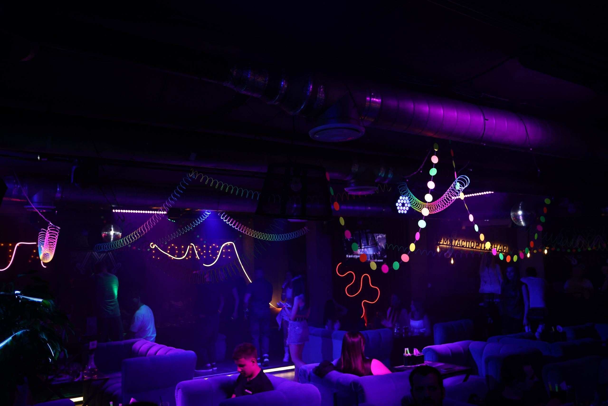 Neon Party 01.08.25. Мята Спортивная — Кальянная, караоке, бар в Минске
