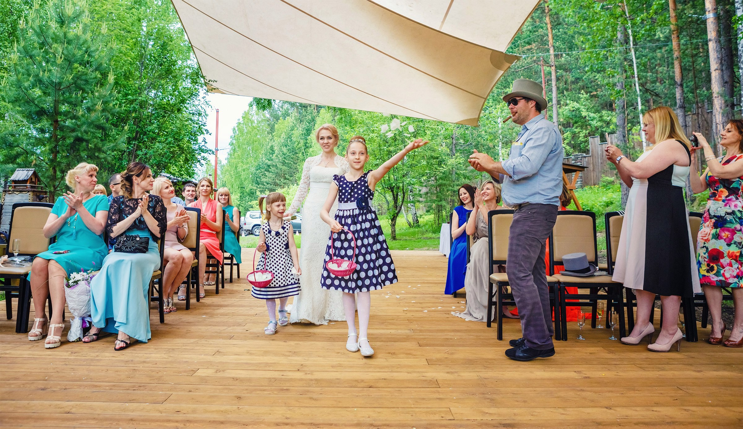 свадьба Красноярск фотосессия фотограф выездная свадебная церемония цена заказать стоимость забронировать дату ведущий церемониймейстер цветочная свадебная арка платье невесты костюм жениха идея место образ  стилист визажист причёска макияж пример фото подружки отец невесты гости вилатик гринпарк