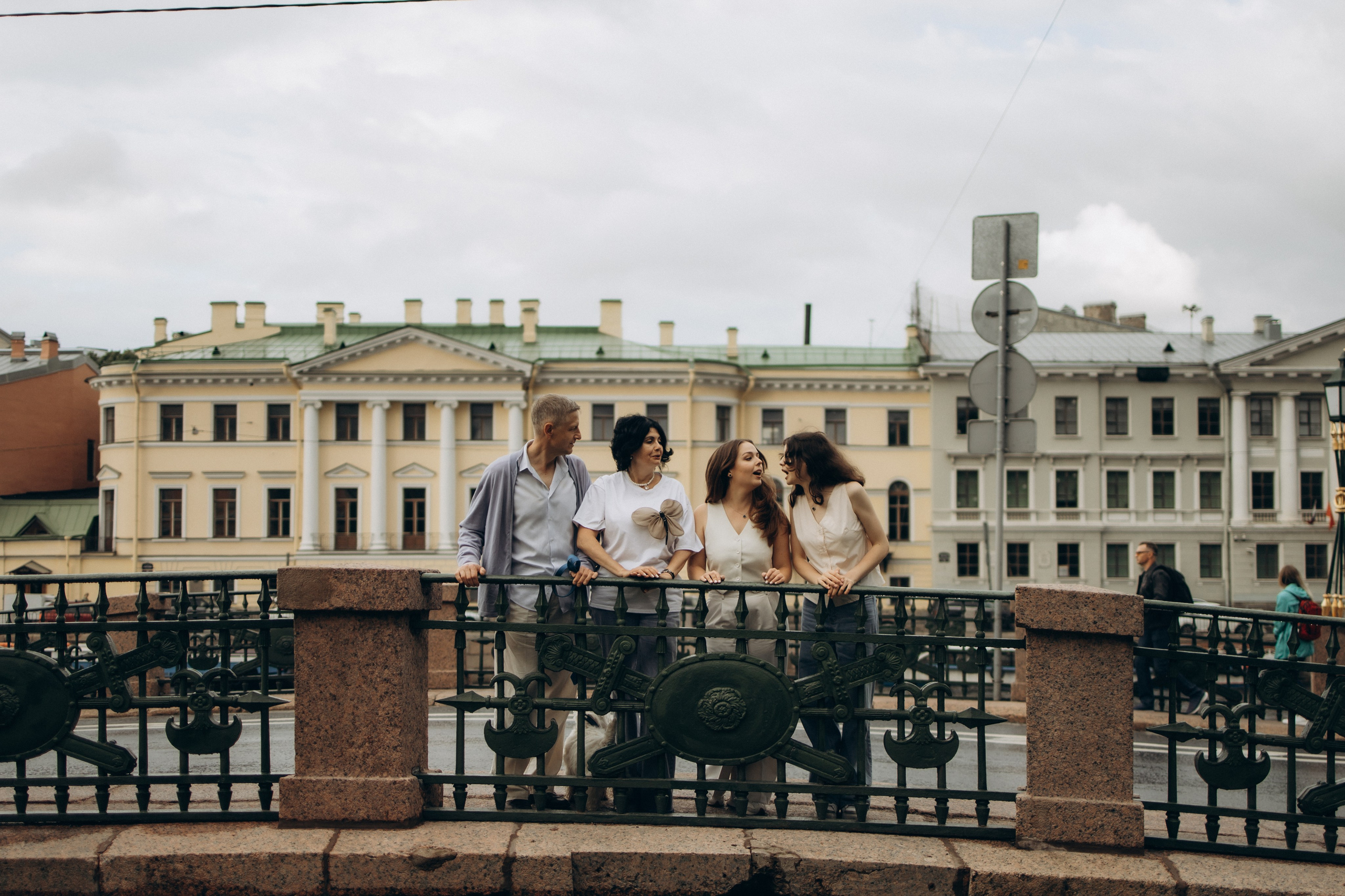 Моника, Мишель, Юлия, Дмитрий и песик Беня. Семейный, домашний, ньюборн фотограф Москва Цветкова Елизавета