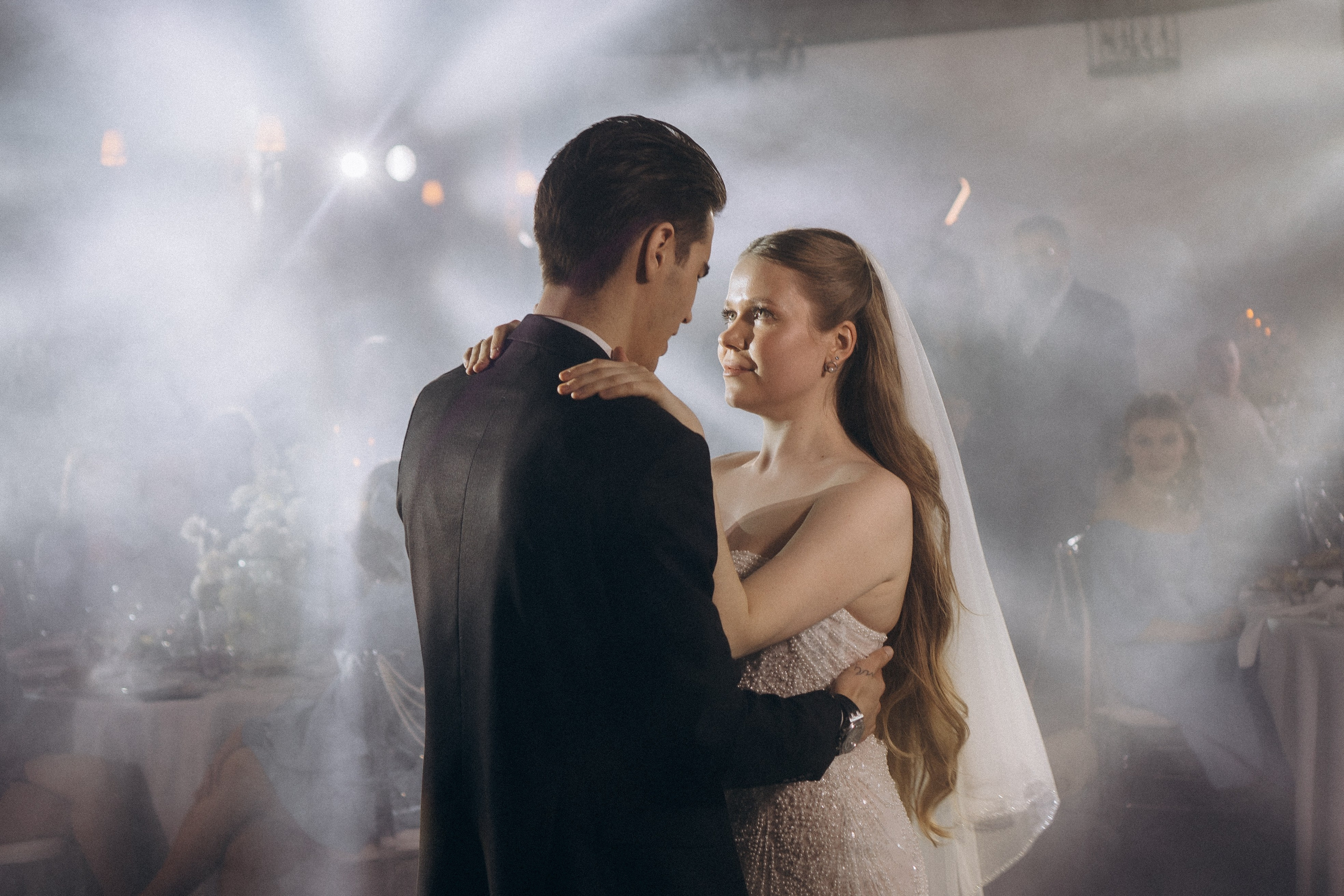 ПЕРВЫЙ ТАНЕЦ МОЛОДЫХ НА БАНКЕТЕ. ТРОГАТЕЛЬНЫЙ МОМЕНТ (СНЯТО В СИБИРЕ В НИЖНЕВАРТОВСКЕ). Профессиональный фотограф, Санкт-Петербург — Виктория Богомолова