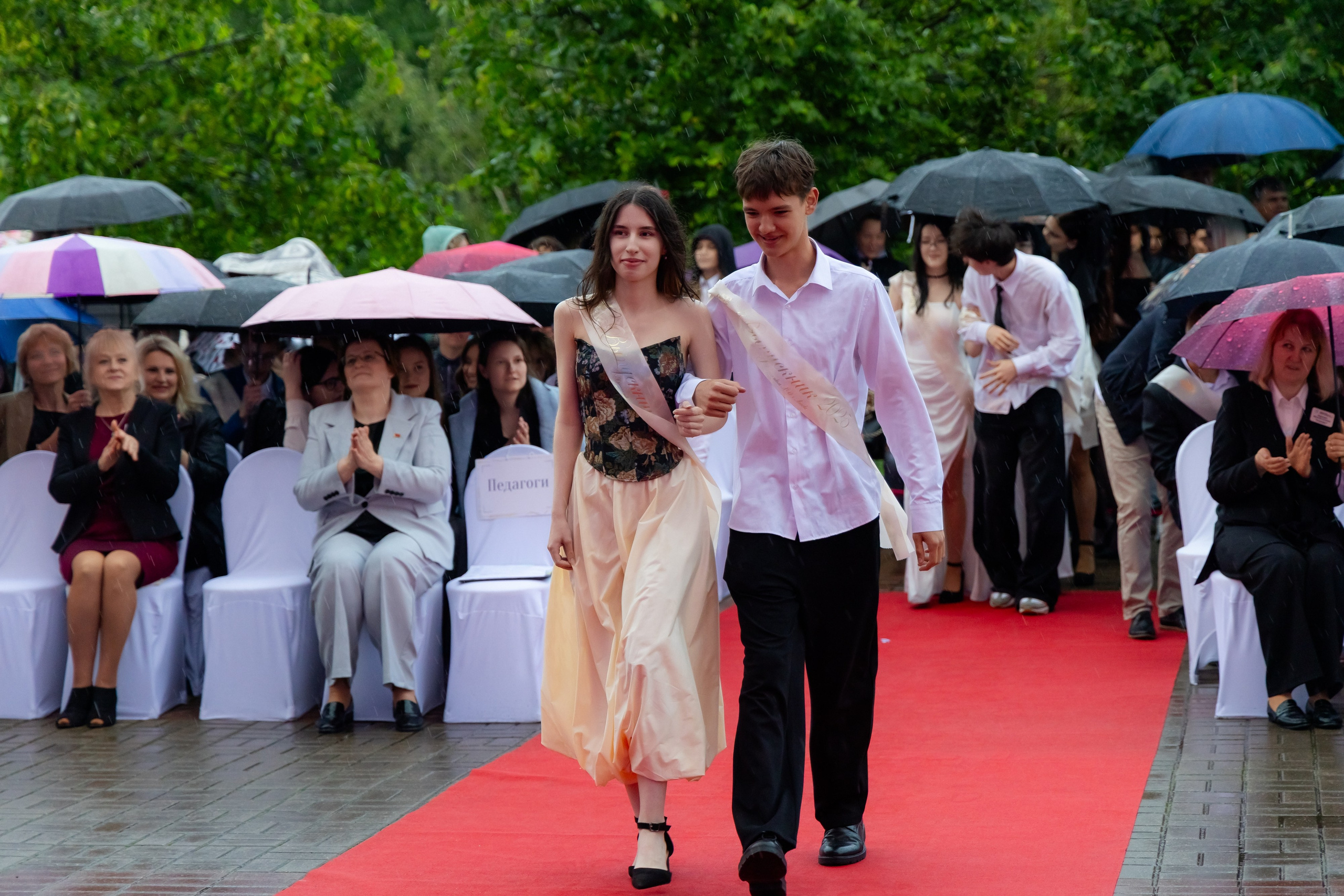 Школьный выпускной 2025 год в Минске, Беларуси. Свадебный фотограф в Минске/Беларуси Сергей Спиридонов