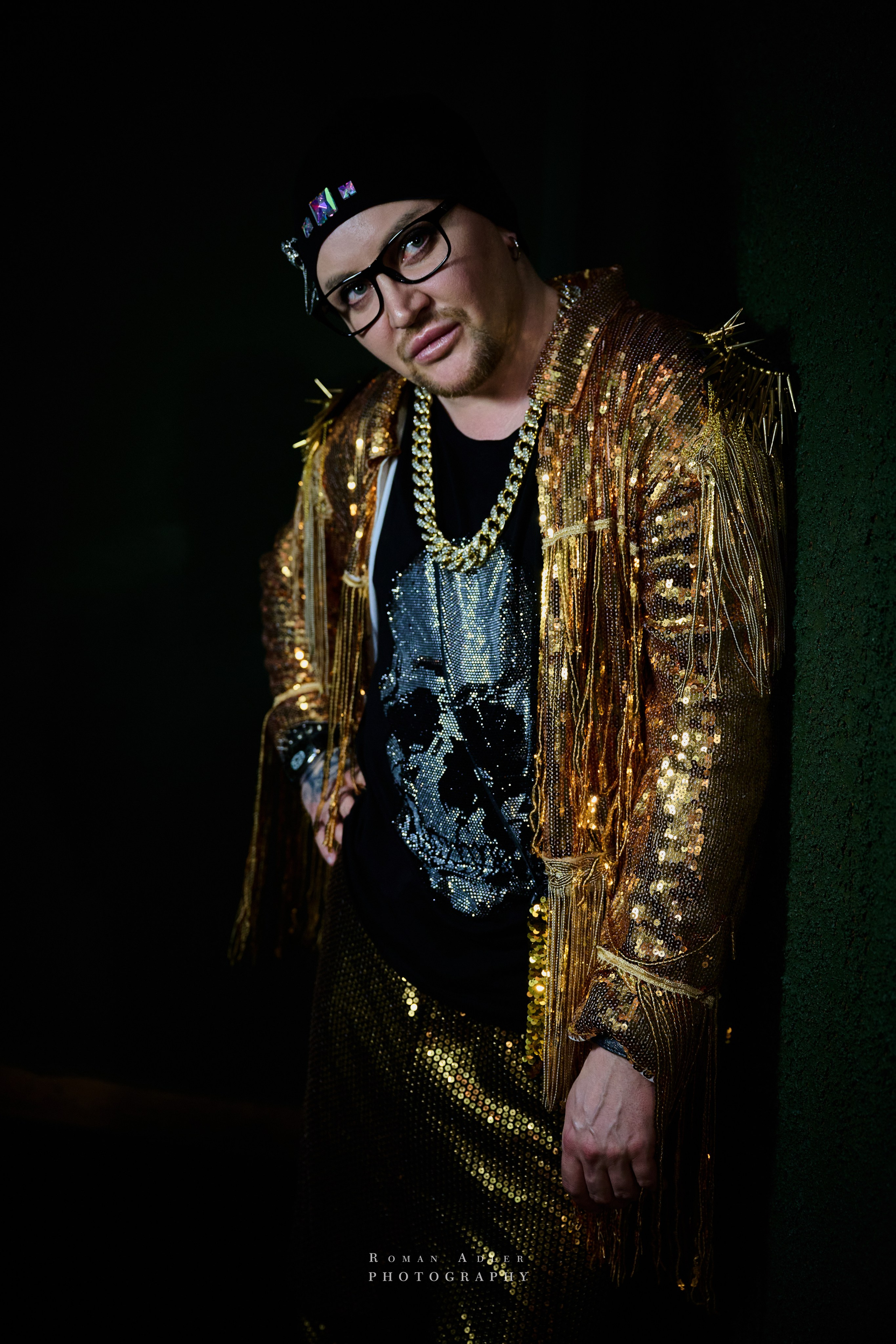 Шоумен Женя Цой. Фотограф Роман Адлер