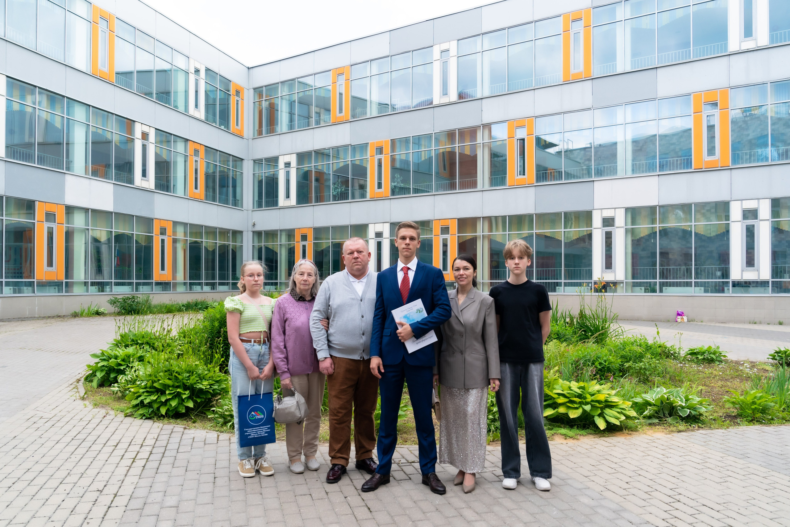Фотограф на выпускной в школу 11 класс а одновременно снимается и видео выпускного или последнего звонка