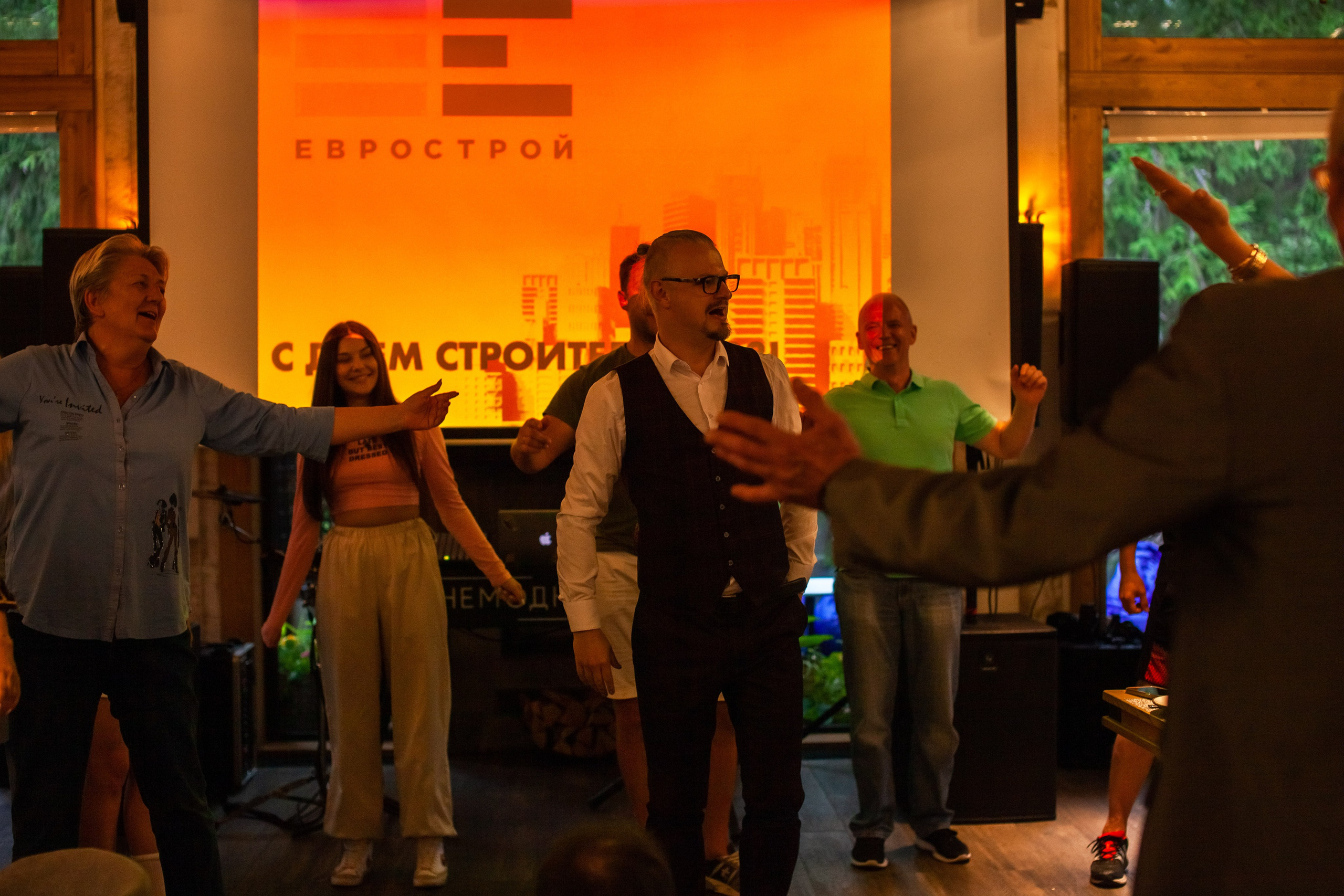 Еврострой — День строителя. Двойняшки-фотографы Анна и Анастасия в Санкт-Петербурге