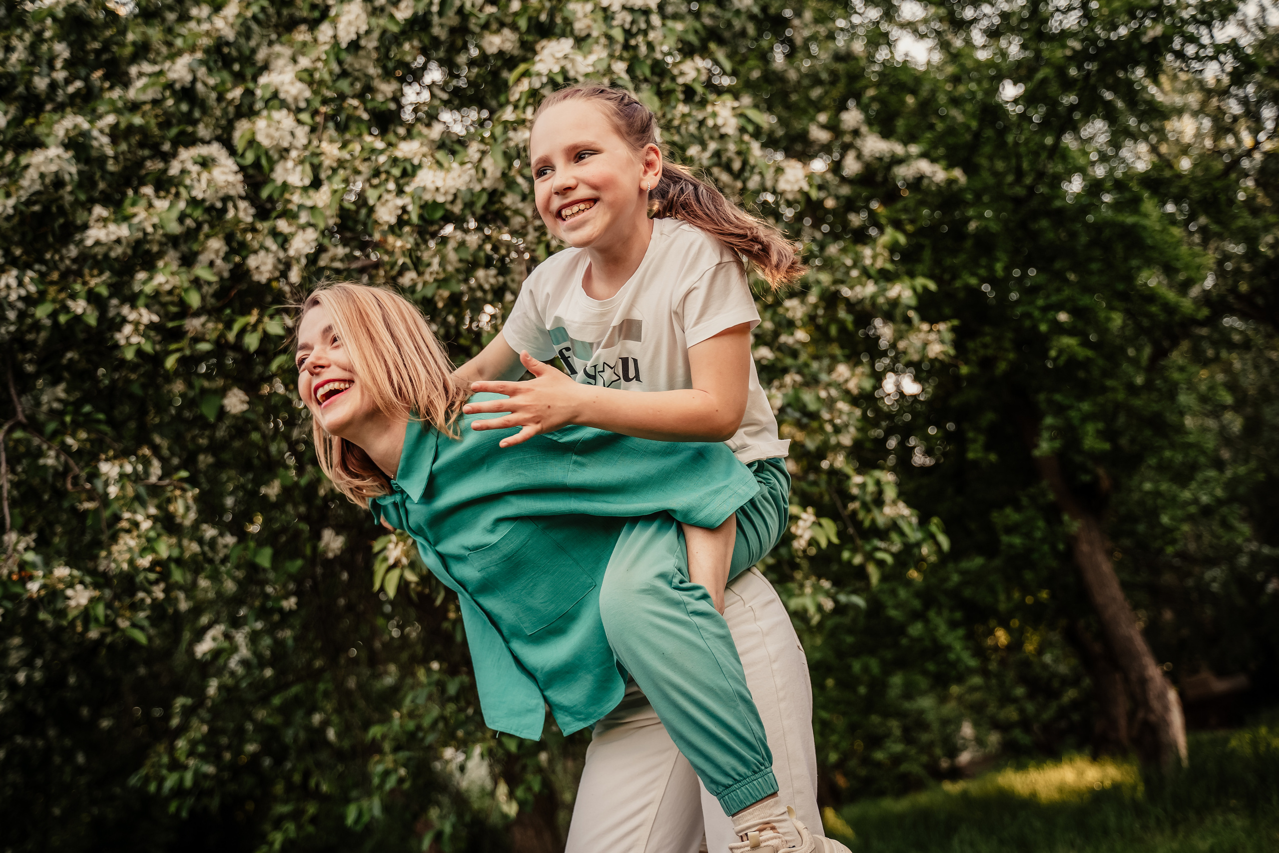 В парке весной. Выпускные альбомы в городе Кирове. Фотограф Екатерина Невская
