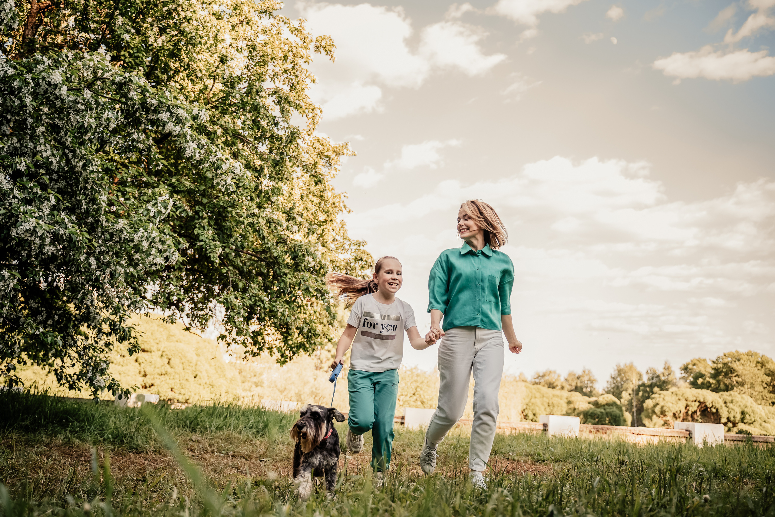 В парке весной. Выпускные альбомы в городе Кирове. Фотограф Екатерина Невская