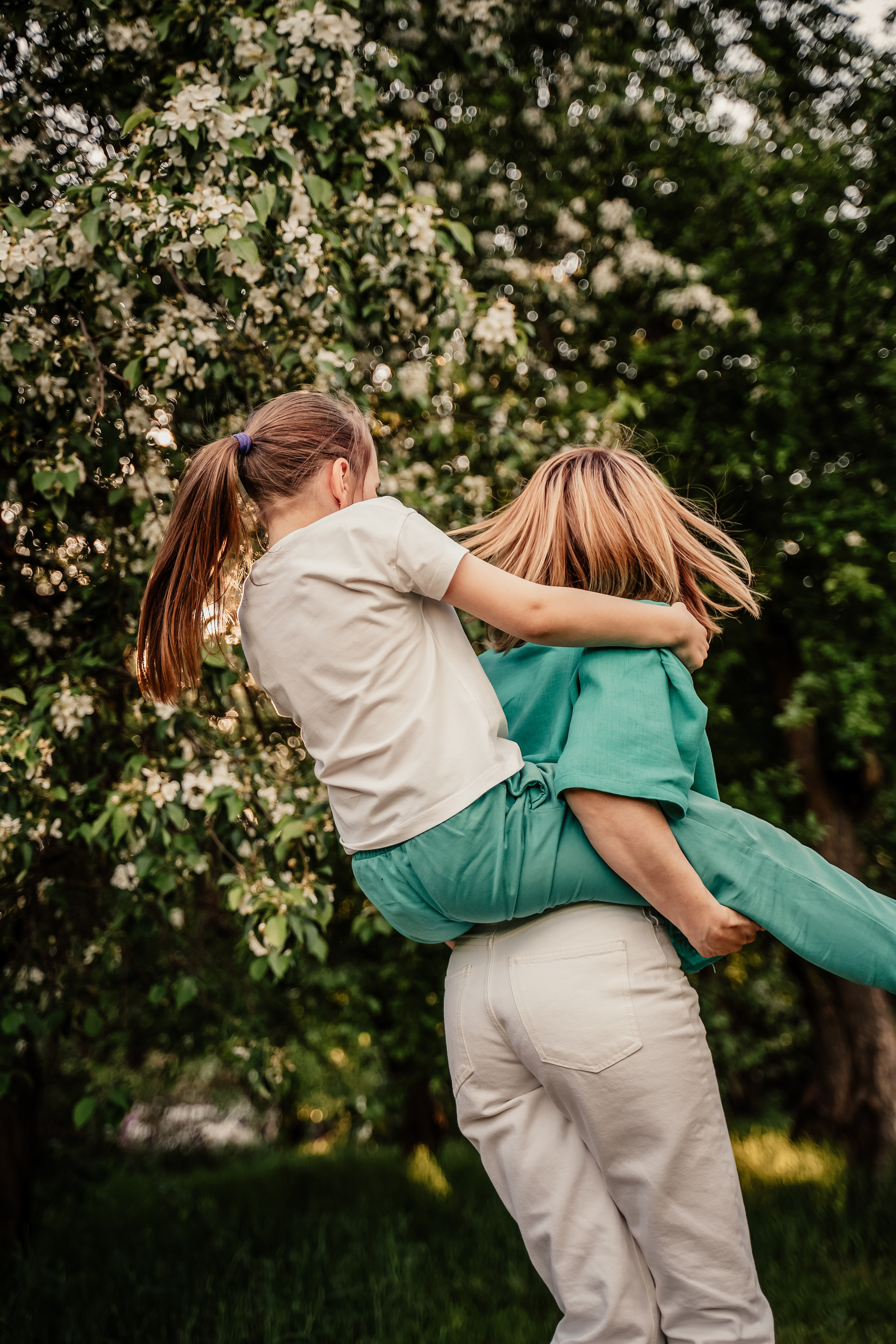 В парке весной. Выпускные альбомы в городе Кирове. Фотограф Екатерина Невская