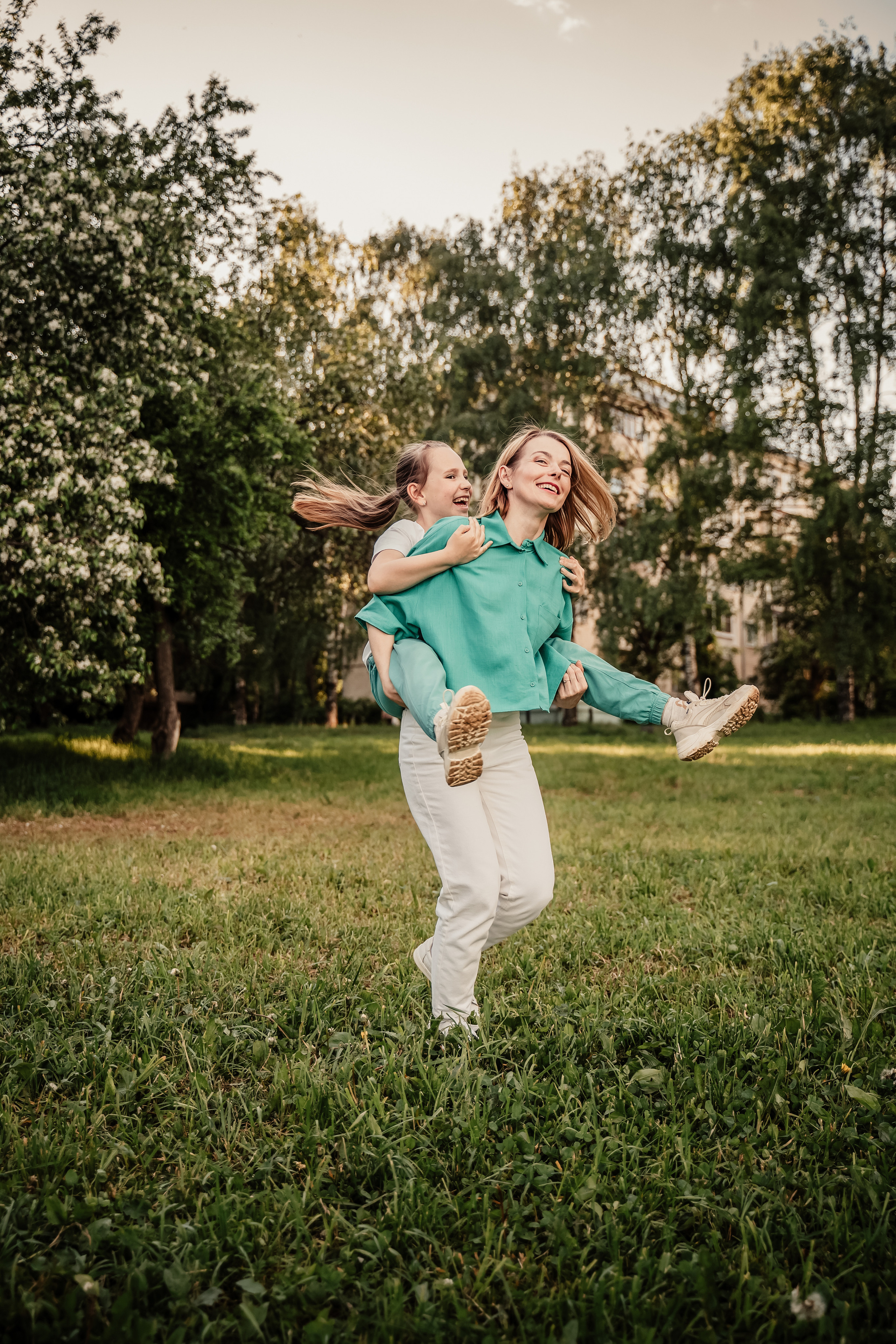 В парке весной. Выпускные альбомы в городе Кирове. Фотограф Екатерина Невская