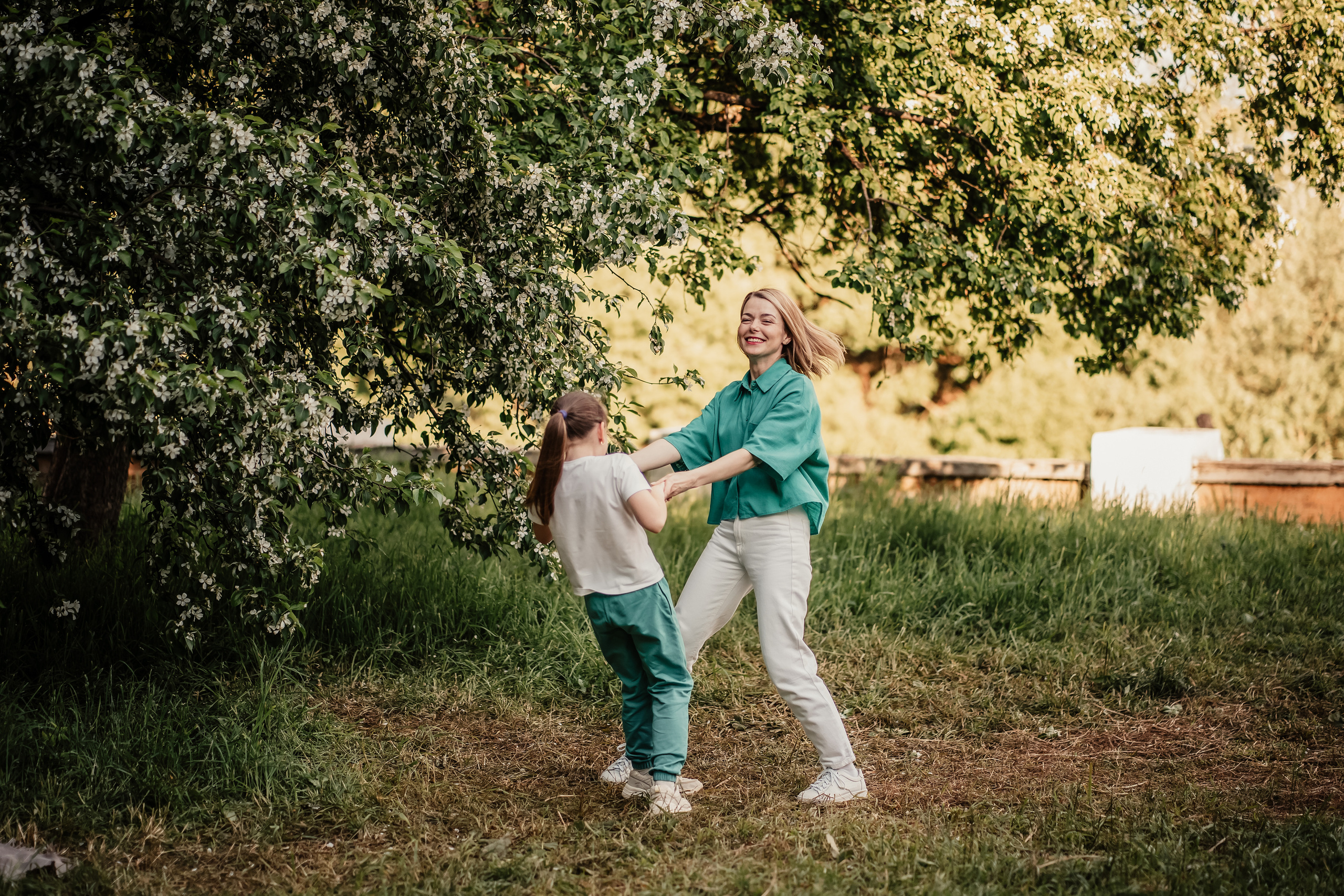 В парке весной. Выпускные альбомы в городе Кирове. Фотограф Екатерина Невская