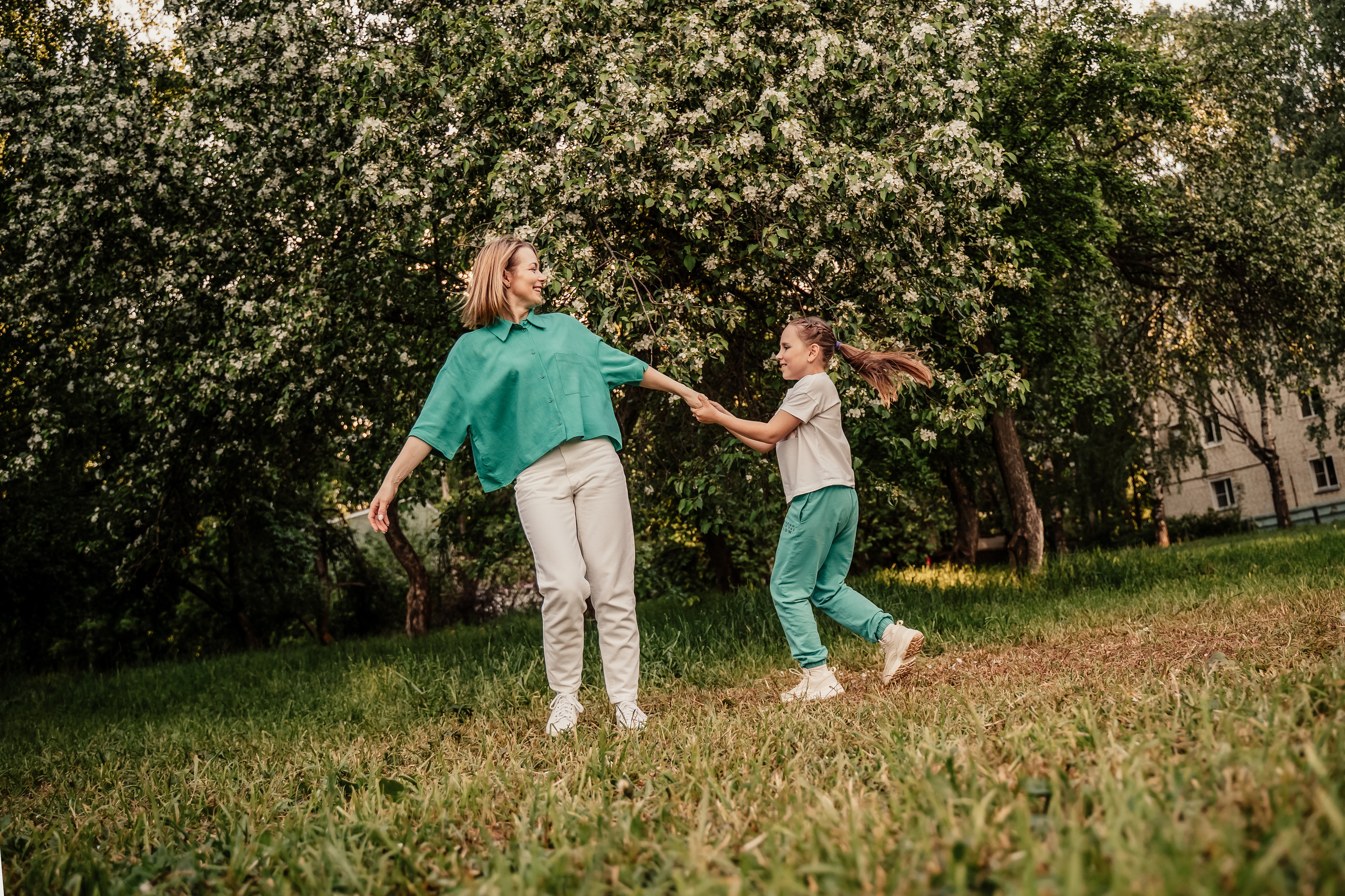 В парке весной. Выпускные альбомы в городе Кирове. Фотограф Екатерина Невская
