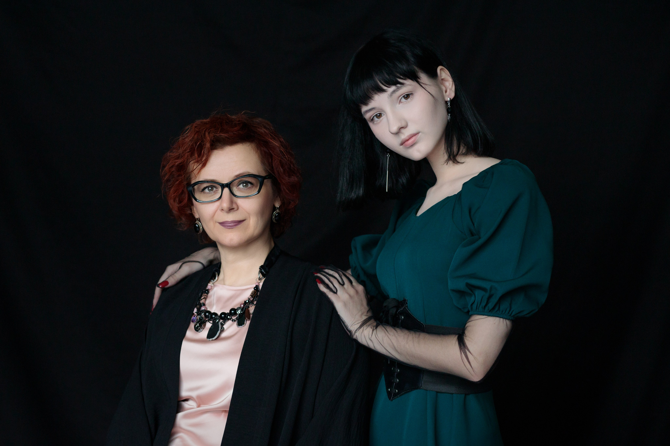 Семейный портет на фоне. Фотограф в Тюмени Даша Михнова. Портреты, фотопроекты, фотодни