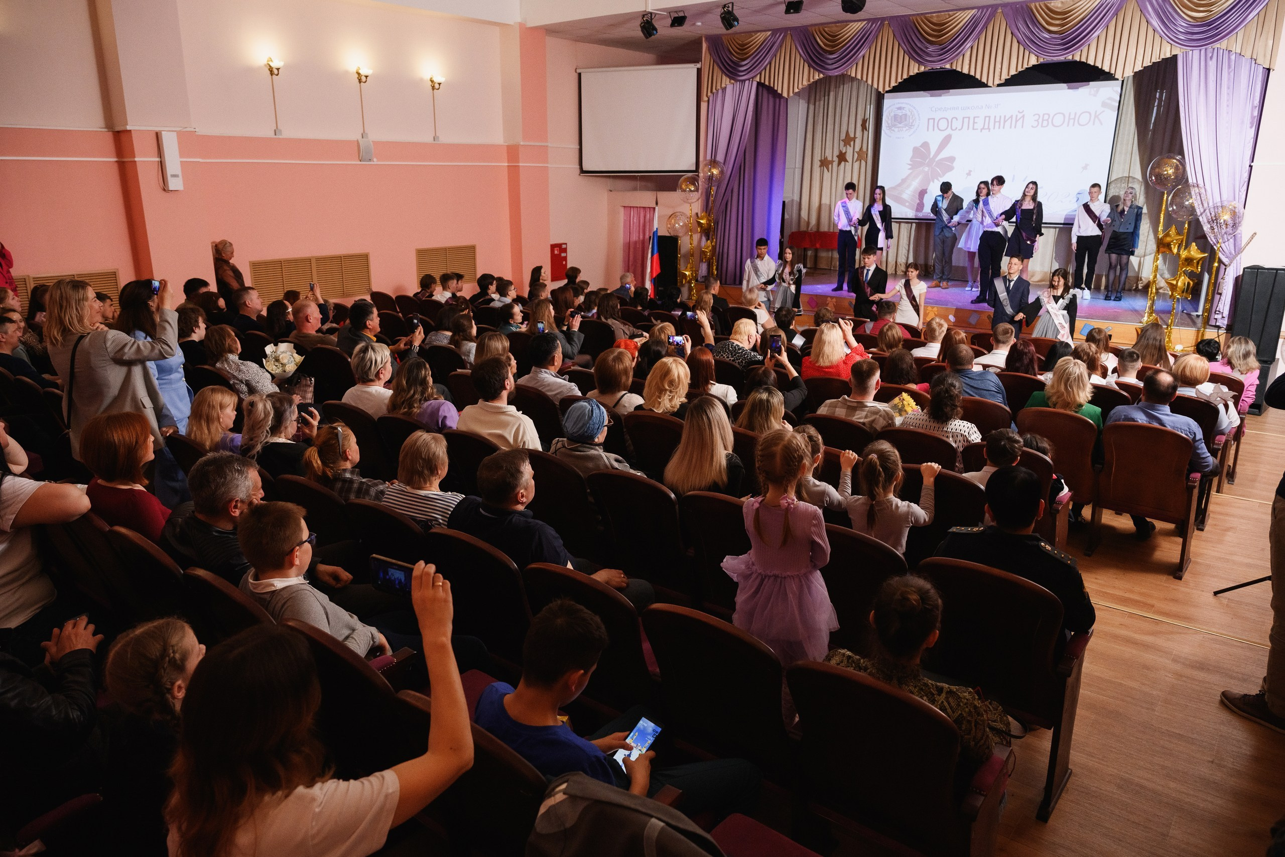 Фотосъемка последнего звонка в Петропавловске-Камчатском, Торжественная линейка выпускников в Петропавловске-Камчатском, Школьная фотосессия с учителями и одноклассниками в Петропавловске-Камчатском, Трогательные кадры прощания со школой в Петропавловске-Камчатском, Стоимость фотосъемки последнего звонка в Петропавловске-Камчатском.