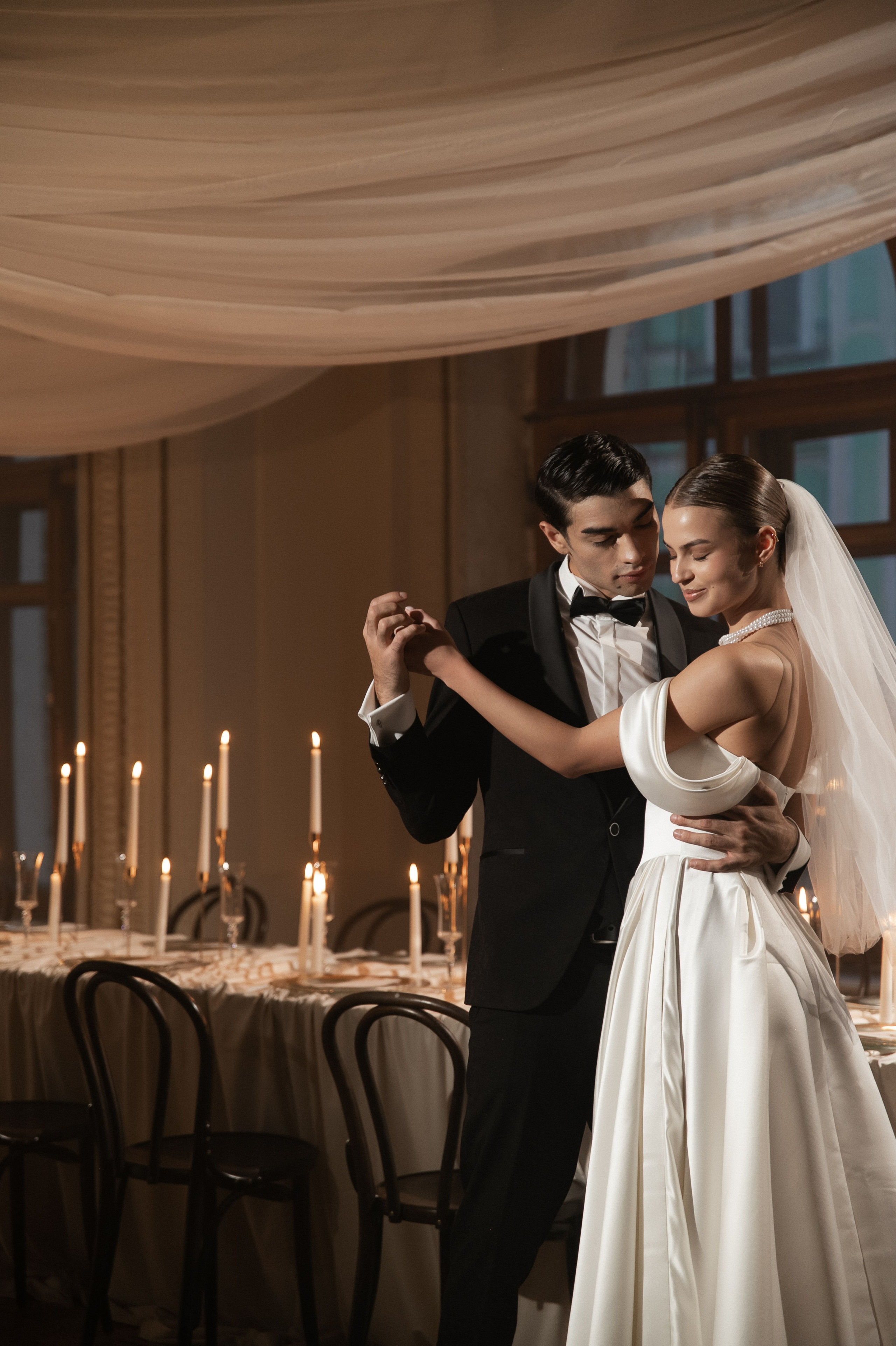 Камерный свадебный ужин при свечах в старинном особняке в фотостудии 21. Kult. Ярослава Ерина — свадебный фотограф в Москве