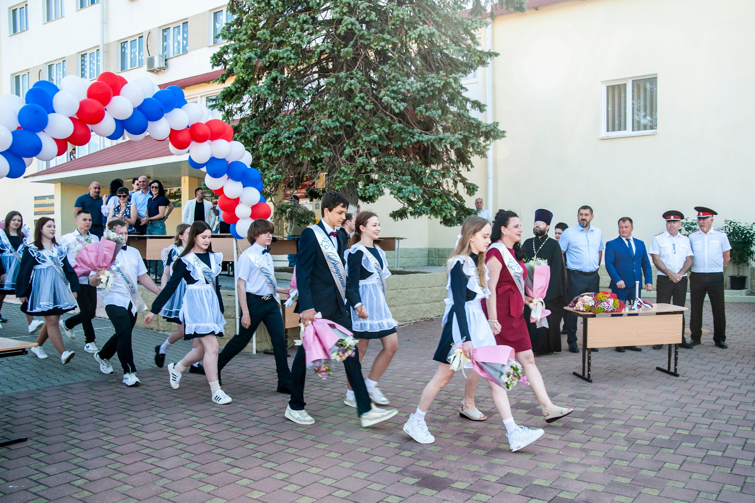 Последний Звонок МАОУ СОШ № 17 им. Эдуарда Есаяна — Архипо-Осиповка. Свадебный и семейный фотограф Денис Лукьянов в Краснодаре, Краснодарском крае и Республике Крым