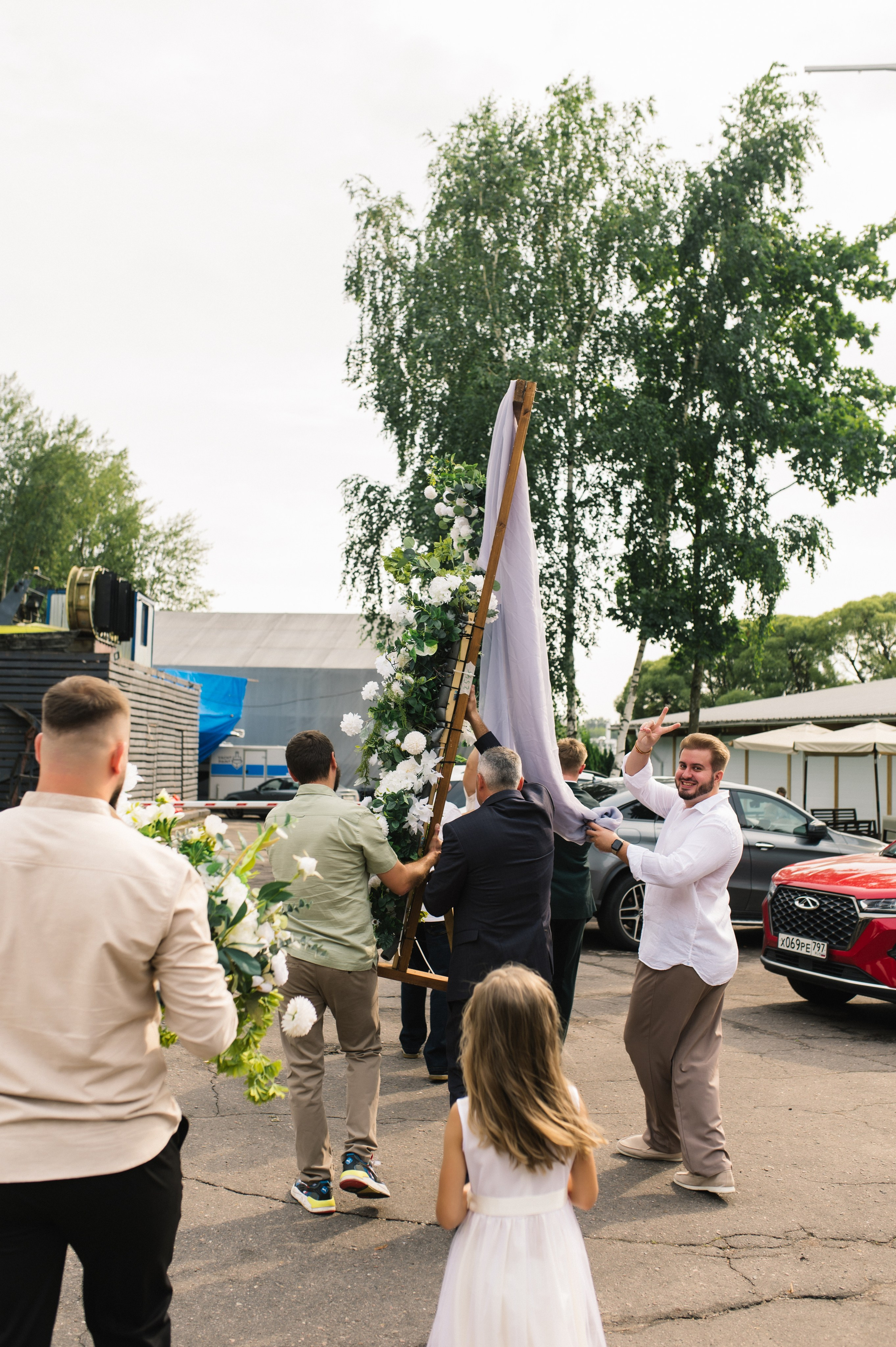 свадебная съемка в стиле luxury в отелеэлегантная свадьба с живыми цветами и декоромfine art свадебная фотография портрет невестыстильная европейская свадьба минимализм