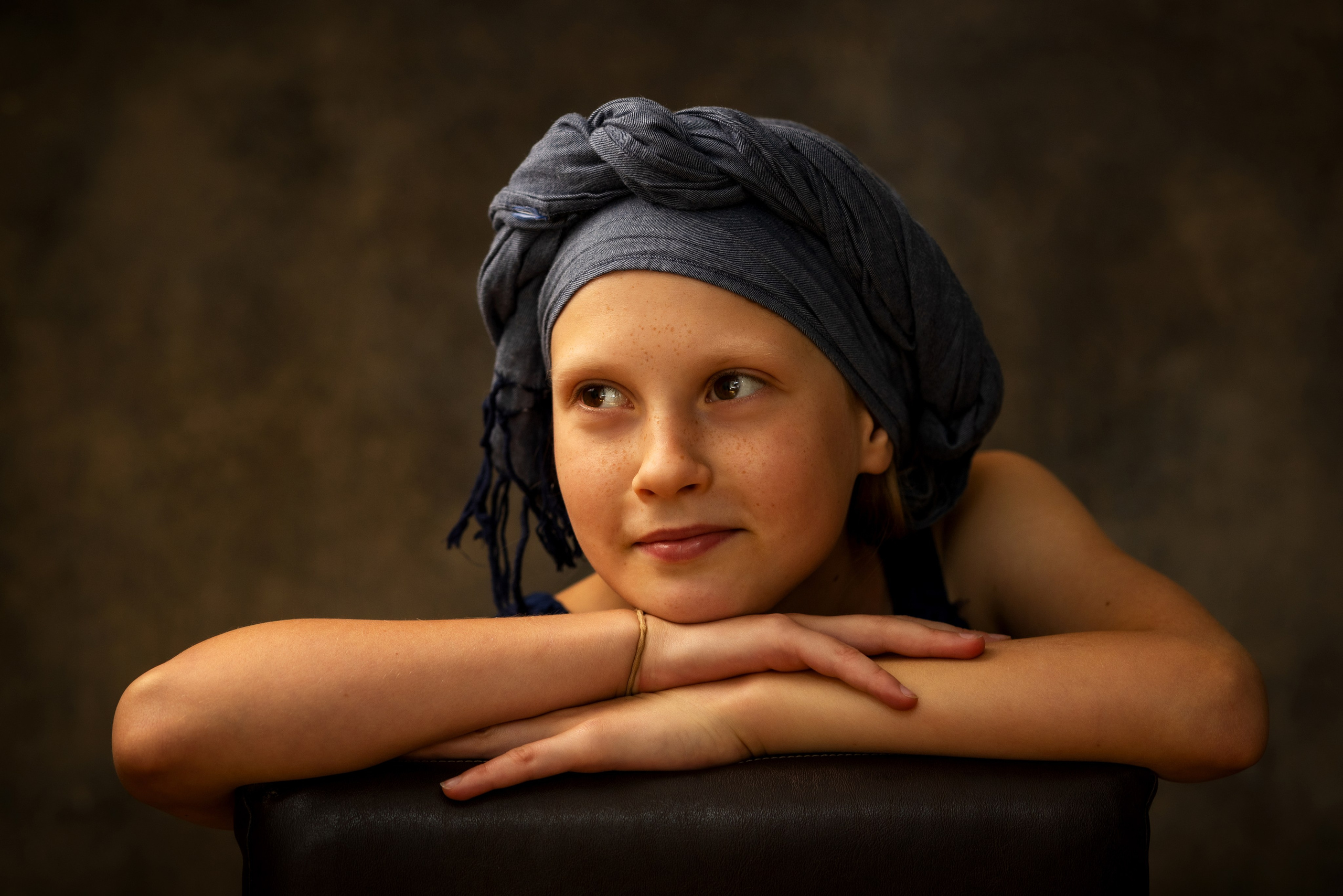 Детский портрет в студии в Граце: девочка в платке. Портретная и индивидуальная фотосъёмка в Граце и Тюмени