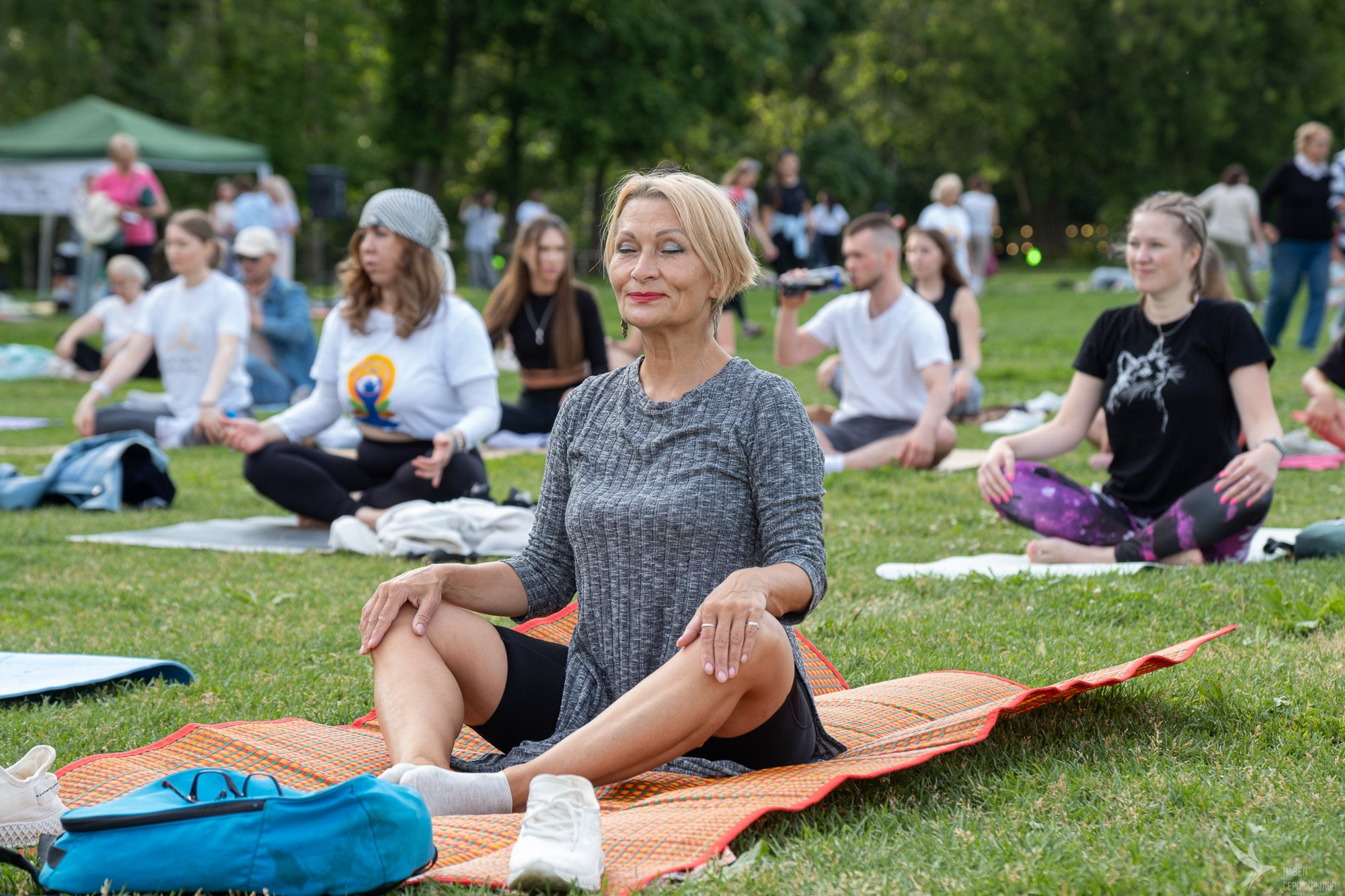Международный день йоги в парке Горького. Репортажный фотограф в Казани Павел Серпокрылов