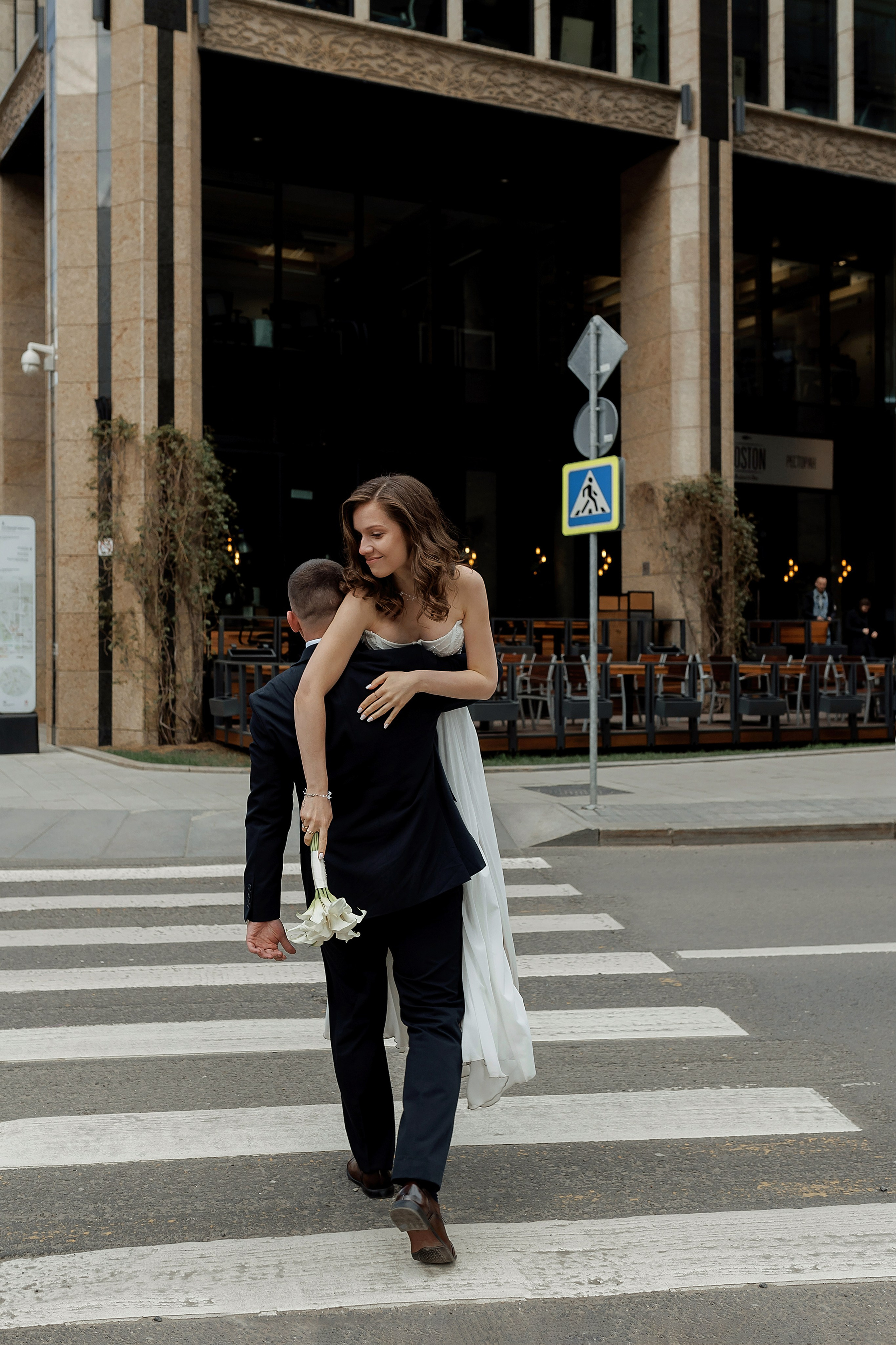 Свадебная прогулка по городу. Свадебный фотограф в Москве Дарья Олендарёва