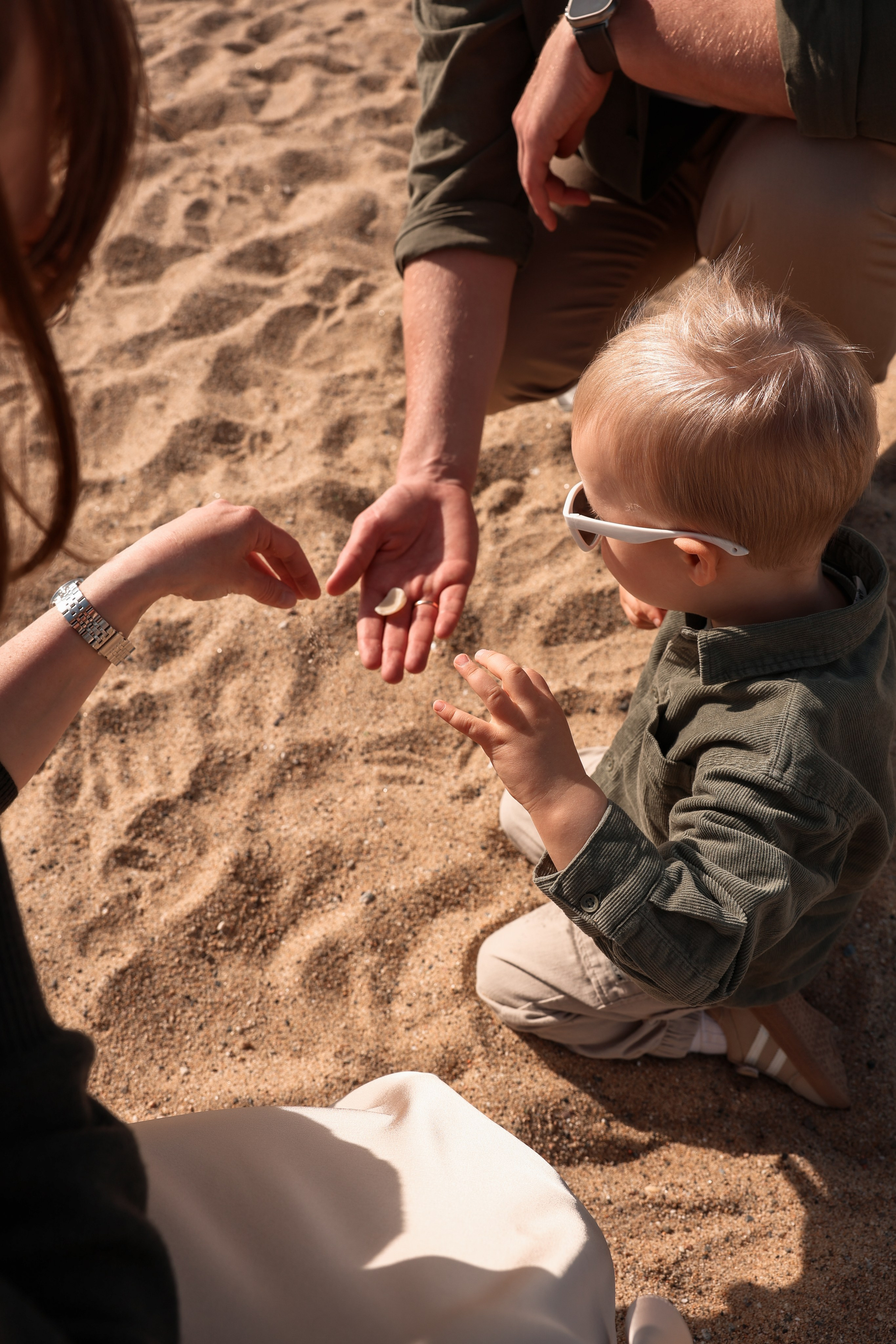 Seashore with a toddler. Natalia Zhuravleva|family, newborn, maternity photographer in Barcelona