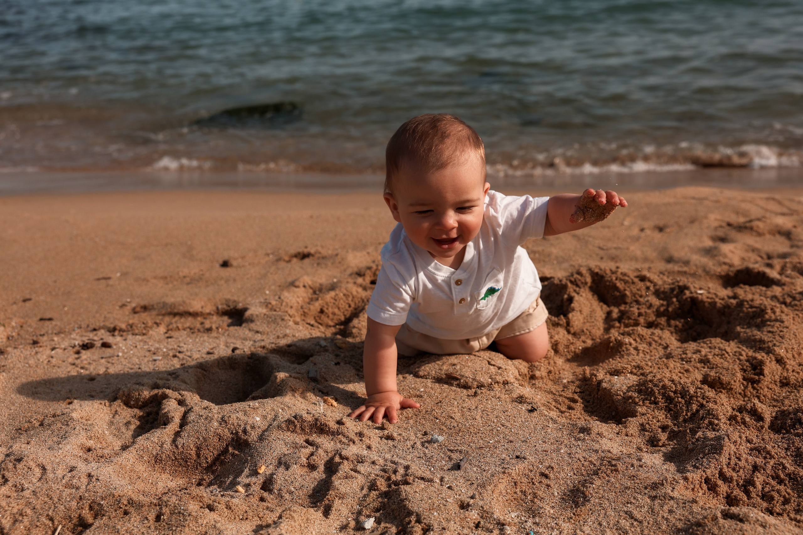 Family pizza at the sea. Natalia Zhuravleva|family, newborn, maternity photographer in Barcelona