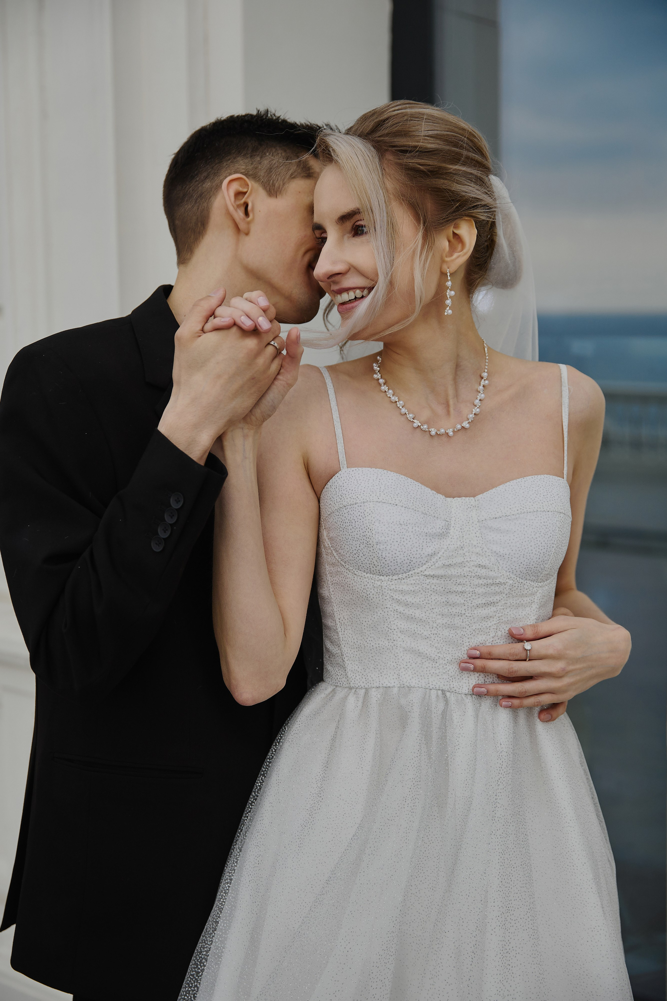 Свадебная фотосессия на белой набережной города Анапа