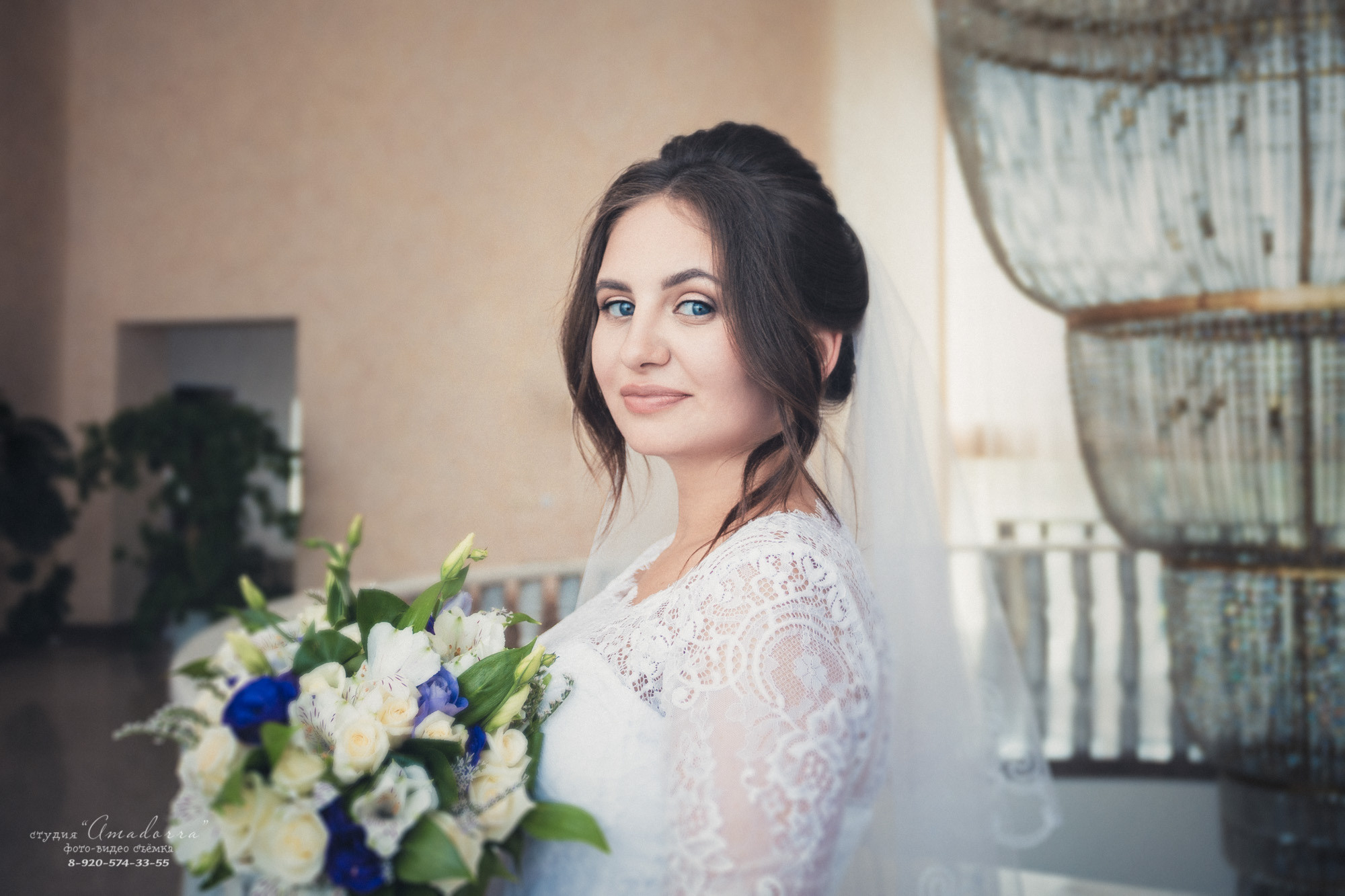 Свадебный день — яркое воспоминание в жизни молодых. Свадебный фотограф передаёт настоящие эмоции в каждом кадре вашей свадьбы. свадебный фотограф делает этот день памятным.