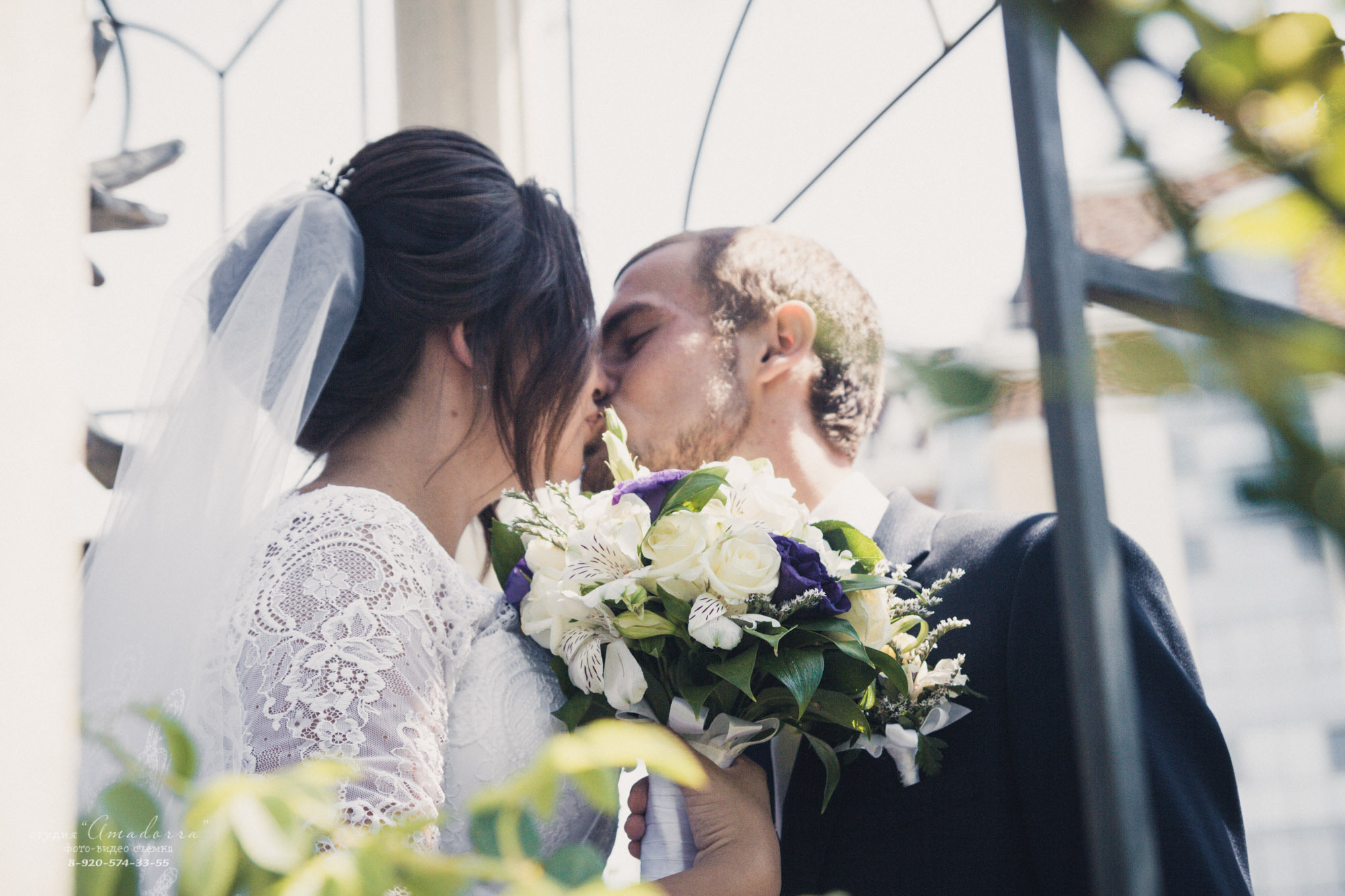 Свадебный день — яркое воспоминание в жизни молодых. Свадебный фотограф передаёт настоящие эмоции в каждом кадре вашей свадьбы. свадебный фотограф делает этот день памятным.