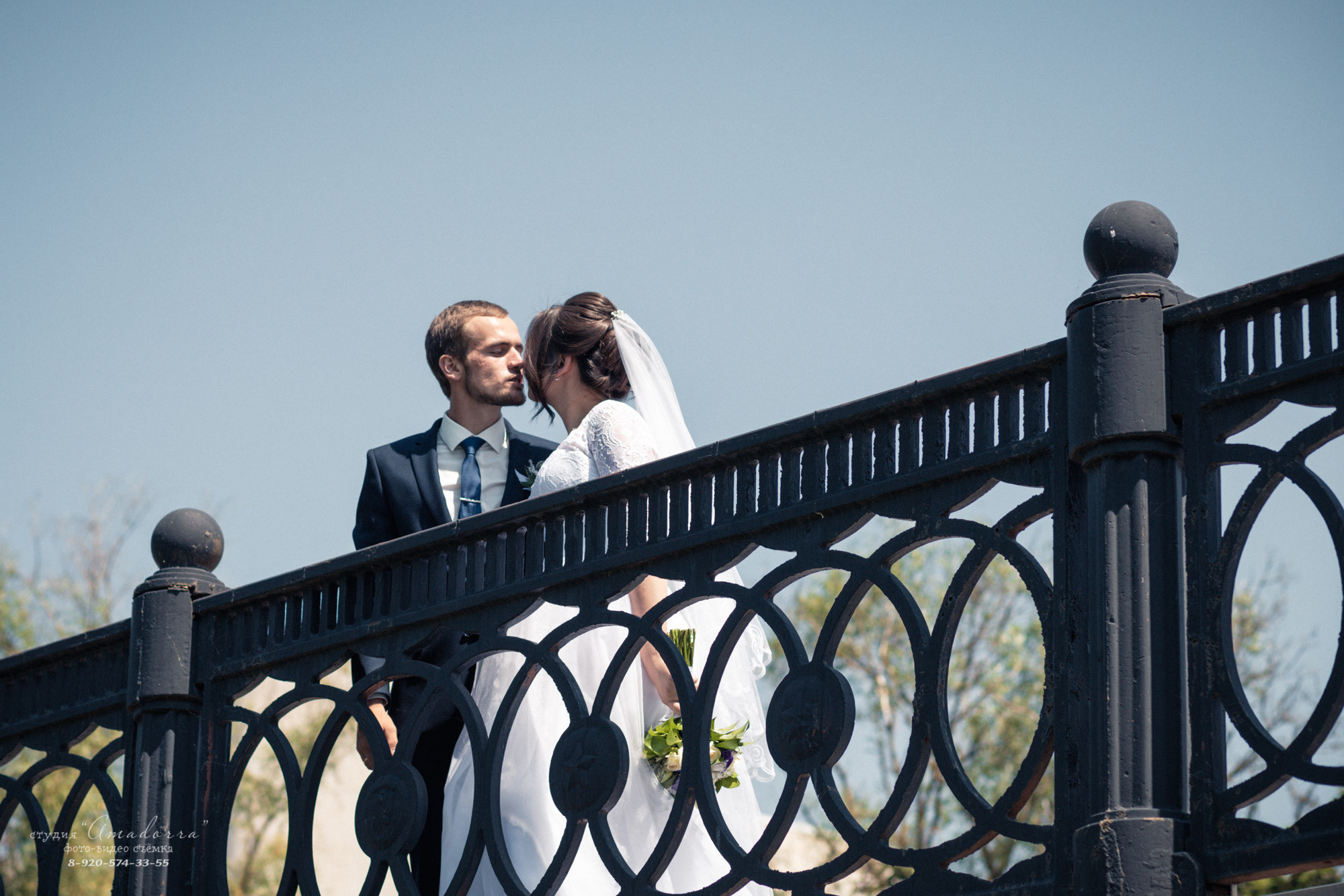 Свадебный день — яркое воспоминание в жизни молодых. Свадебный фотограф передаёт настоящие эмоции в каждом кадре вашей свадьбы. свадебный фотограф делает этот день памятным.