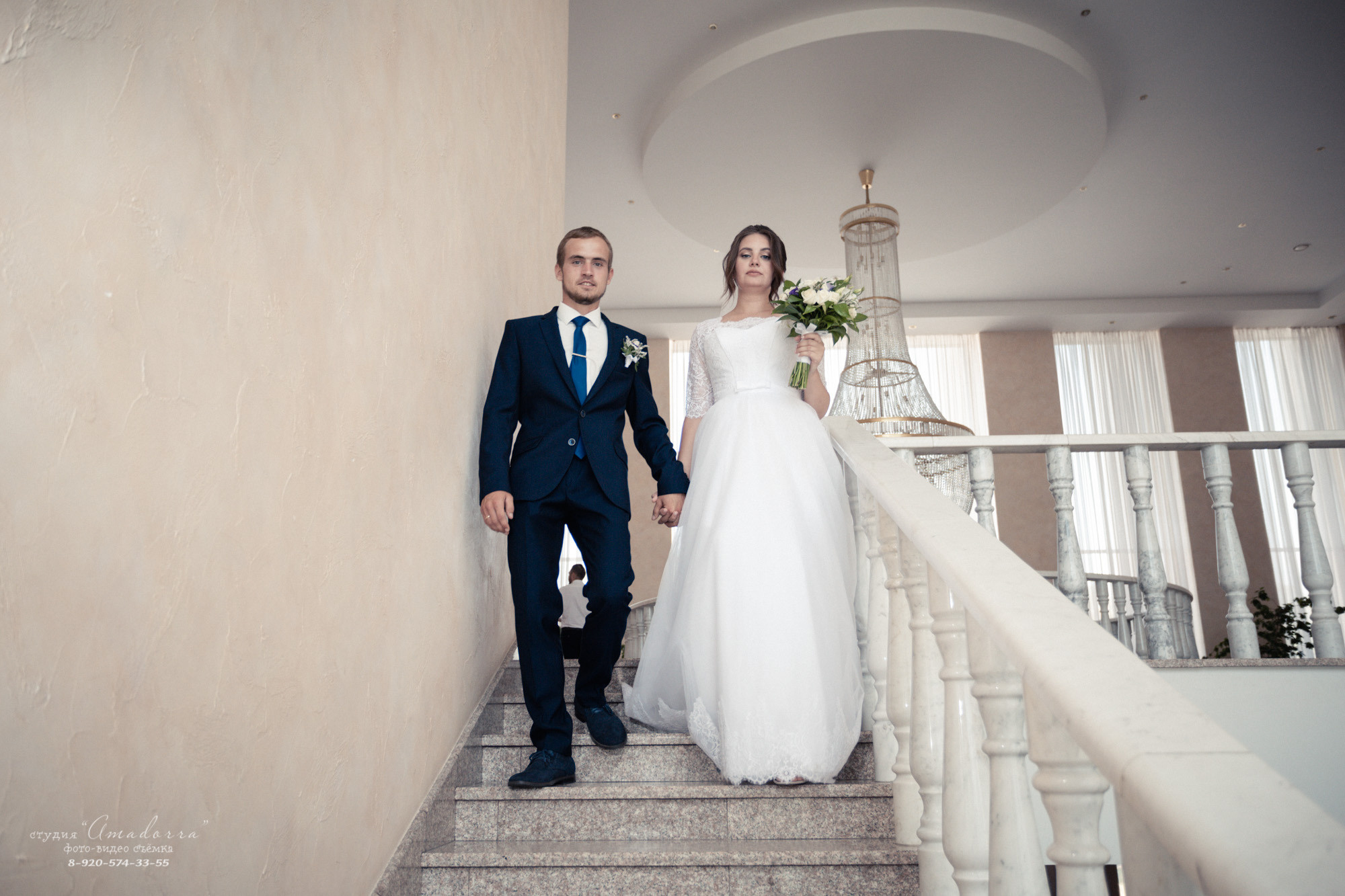 Свадебный день — яркое воспоминание в жизни молодых. Свадебный фотограф передаёт настоящие эмоции в каждом кадре вашей свадьбы. свадебный фотограф делает этот день памятным.