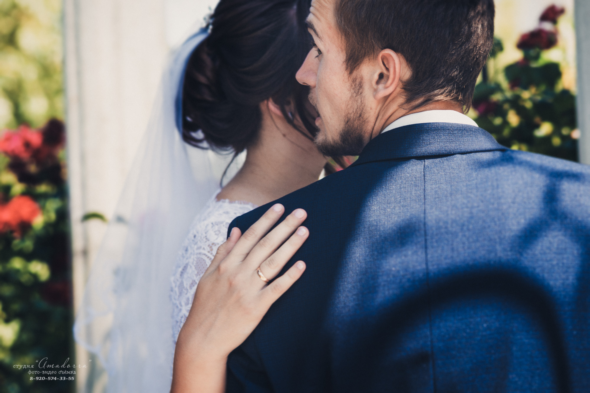 Свадебный день — яркое воспоминание в жизни молодых. Свадебный фотограф передаёт настоящие эмоции в каждом кадре вашей свадьбы. свадебный фотограф делает этот день памятным.