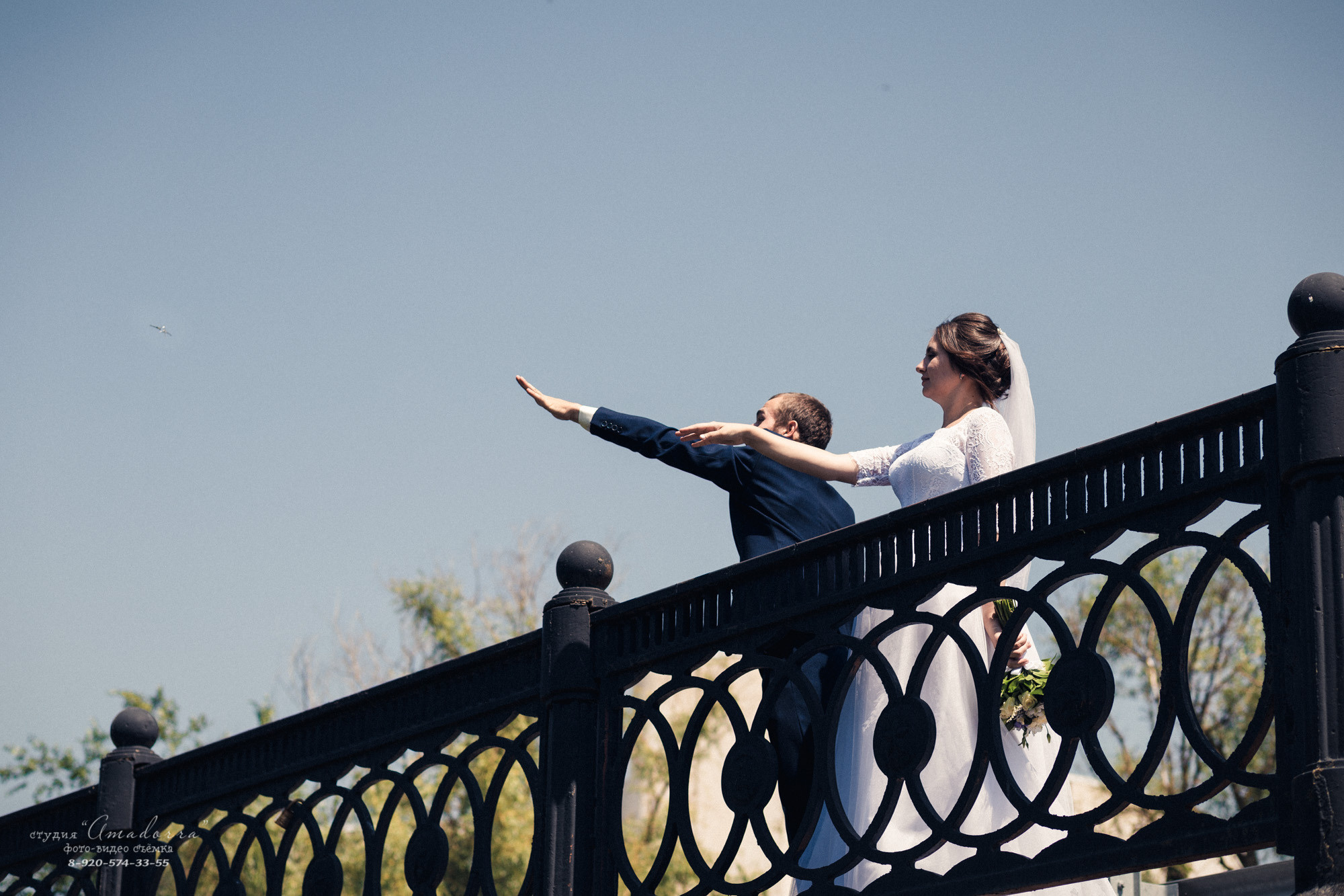 Свадебный день — яркое воспоминание в жизни молодых. Свадебный фотограф передаёт настоящие эмоции в каждом кадре вашей свадьбы. свадебный фотограф делает этот день памятным.